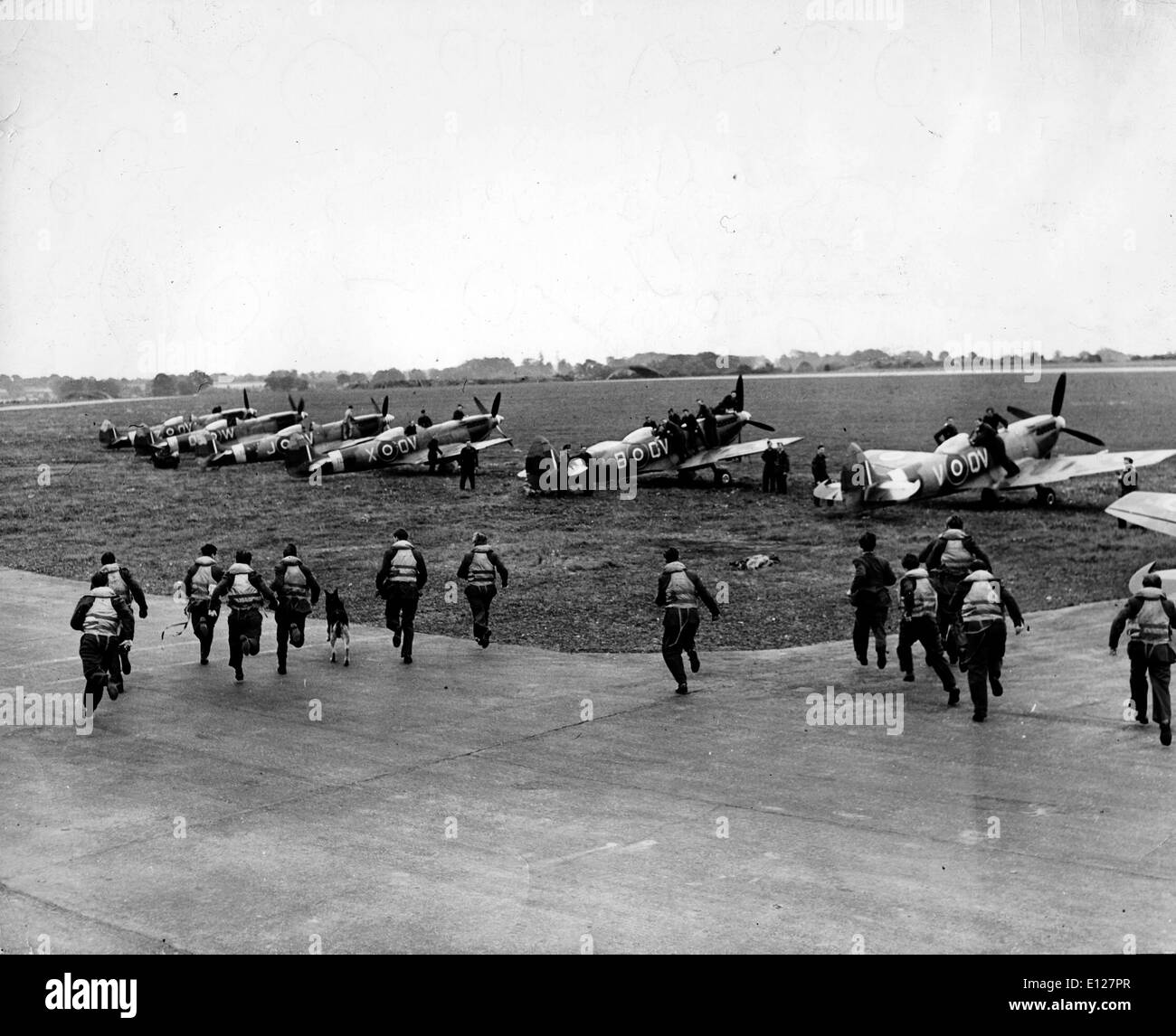 Apr 01, 2009 - l'océan Pacifique, USA - les officiers militaires et de la Force aérienne avec des avions de guerre Banque D'Images