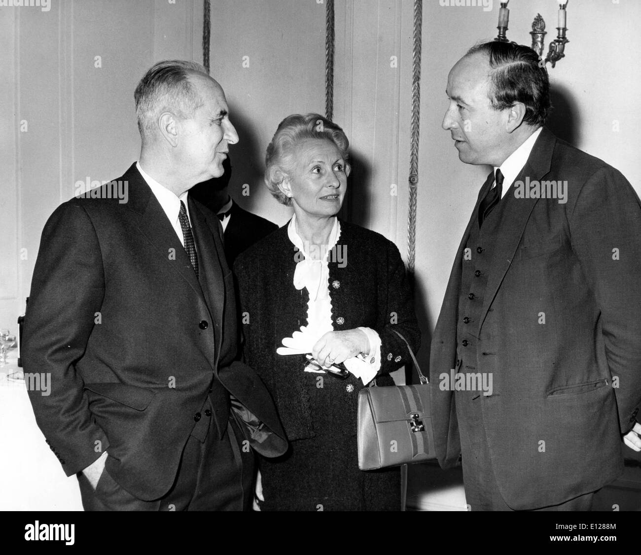 Apr 01, 2009 - Londres, Angleterre, Royaume-Uni - Gaston Defferre (Septembre 14, 1910 - 7 mai 1986, Marseille) était un homme politique socialiste français. Avocat et membre du parti socialiste SFIO (Section française de l'Internationale ouvrière), il a été membre de la résistance, un Réseau Brutus Groupe socialiste au cours de la Seconde Guerre mondiale. Membre de longue date de l'Assemblée nationale (1945-1958, 1962-1986) et membre du Sénat (1959-1962), il a également été pendant de nombreuses années comme maire de Marseille (1944-1945, 1953-1986) (Crédit Image : KEYSTONE Photos USA/ZUMAPRESS.com) Banque D'Images