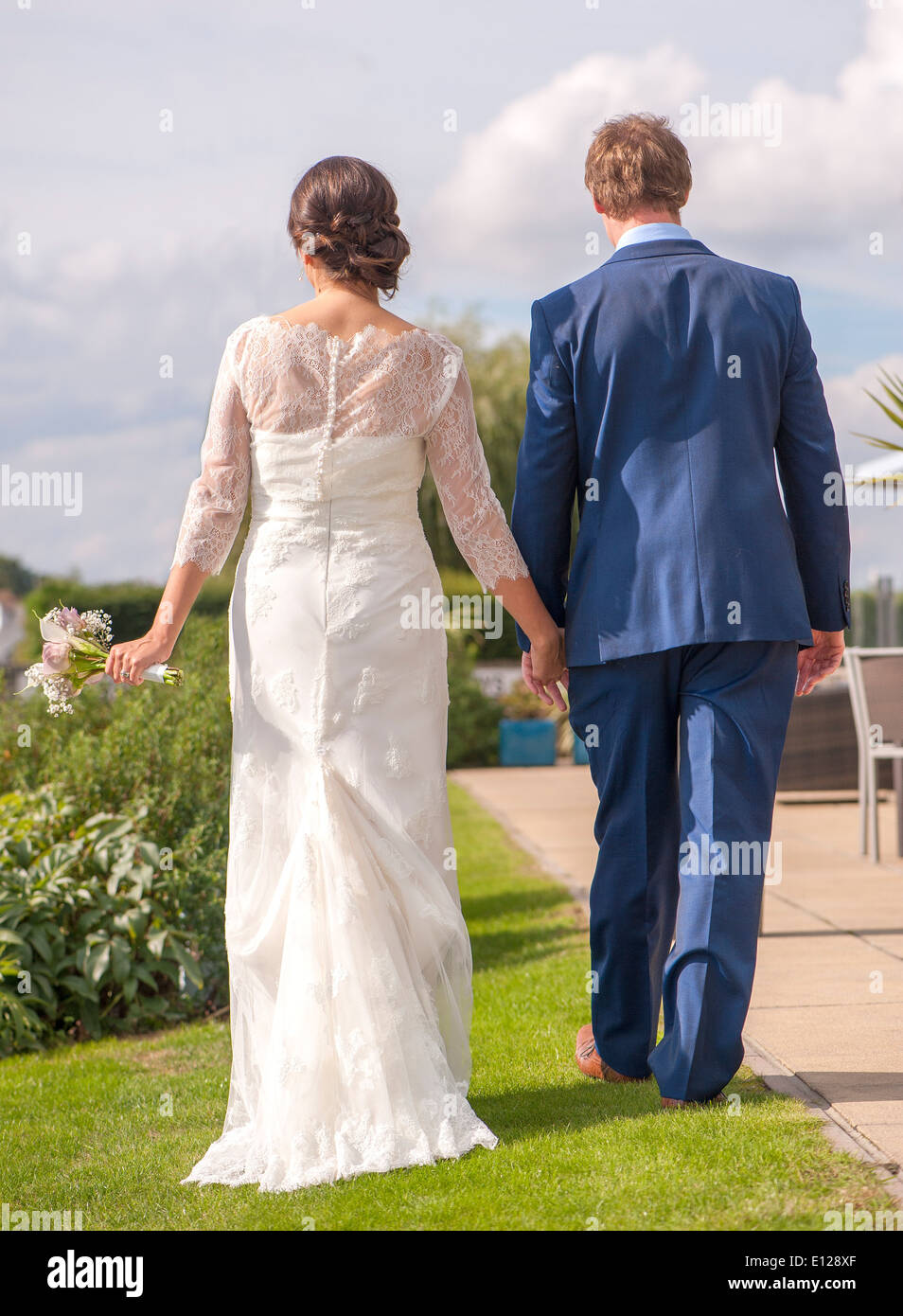Couple de mariage parlant une promenade le long d'un chemin Banque D'Images