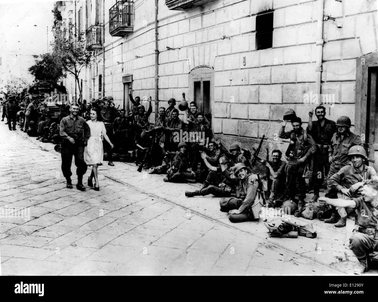Apr 01, 2009 - Naples, Italie - officier de l'armée française et la femme en blanc passer devant les membres de l'armée française à Naples au repos. Fin de la guerre (Image Crédit : KEYSTONE Photos USA/ZUMAPRESS.com) Banque D'Images