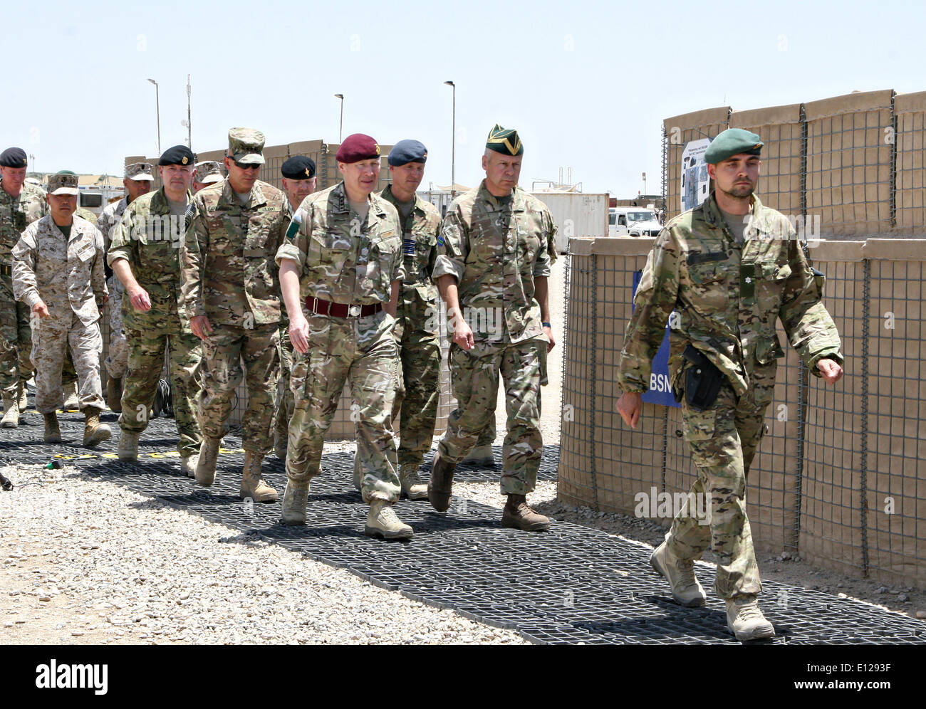Les soldats de l'armée danoise marcher en formation avec la Force internationale d'assistance à la coalition dans la fin de l'opération cérémonie marquant la fin des opérations de combat en Afghanistan danois le 20 mai 2014 au camp Viking, la province d'Helmand, en Afghanistan. Banque D'Images