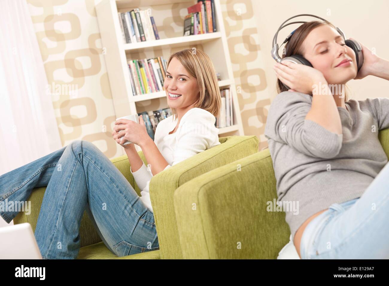 06 novembre 2009 - 6 novembre 2009 - Deux élèves - une adolescente se détendre dans le café-salon et écouter de la musique Banque D'Images