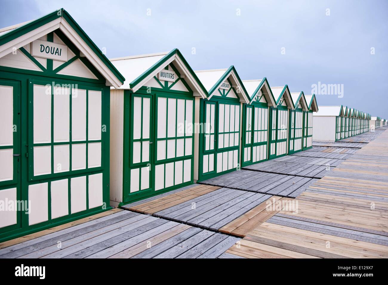 07 mai 2009 - 7 mai 2009 - Grand angle de visualisation de cabines de plage en bois avant la pluie à'© CTK/ZUMAPR) Banque D'Images 07 mai 2009 - 7 mai 2009 - Grand angle de visualisation de cabines de plage en bois avant la pluie à'© CTK/ZUMAPR) Banque D'Images