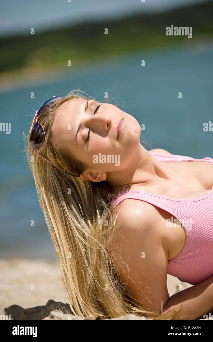 Juin 23, 2010 - Juin 23, 2010 - femme blonde se détendre en été à la plage soleil Ã'Â© CTK/ZUMAPR) Banque D'Images