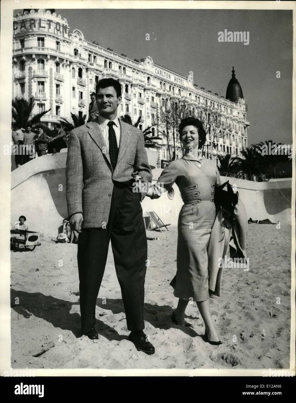 09 déc., 2011 - International Film Festival à Cannes. Tough Guy américain et son épouse. L'un des plus récemment arrivés à Cannes pour le Festival International du Film a été dur Jack Palance et son épouse Virginia Baker un artiste de théâtre qui dit qu'elle quitte l'agir pour Jack. Photo : Keystone Jack Palance et montre sa femme sur la plage à Cannes. Banque D'Images