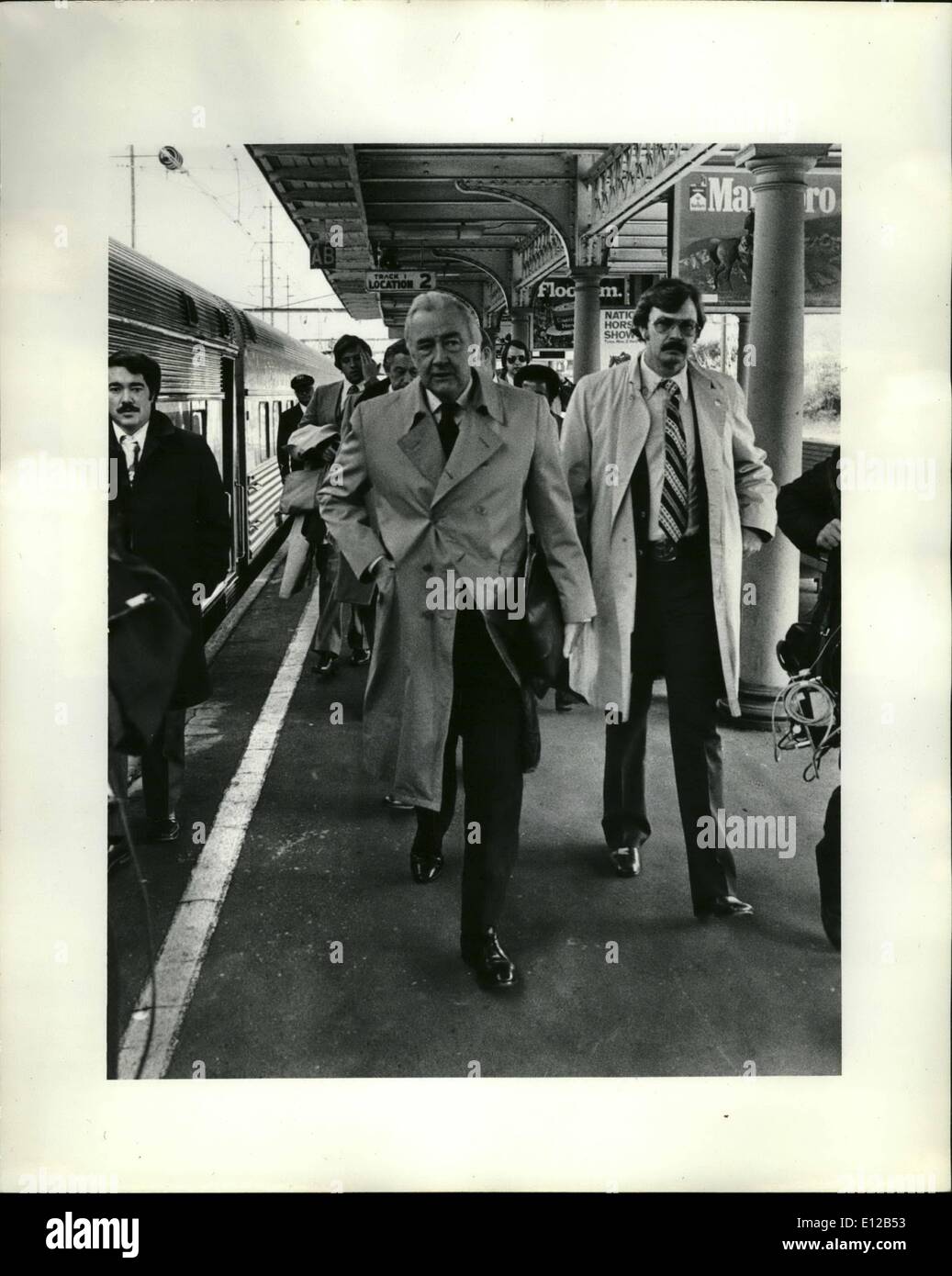 09 décembre 2011 - Jeudi 28 octobre 1976, Trenton, New Jersey. Candidat aux élections présidentielles pour le Parti indépendant, Eugene McCarthy, arrivant avec ses aides et des services secrets détail à Trenton New Jersey. Montre Photo : M. McCarthy à la gare Amtrack à Trenton. M. McCarthy a été voyageant par train et de classe touristique tout au long de sa campagne pour la présidence. Banque D'Images