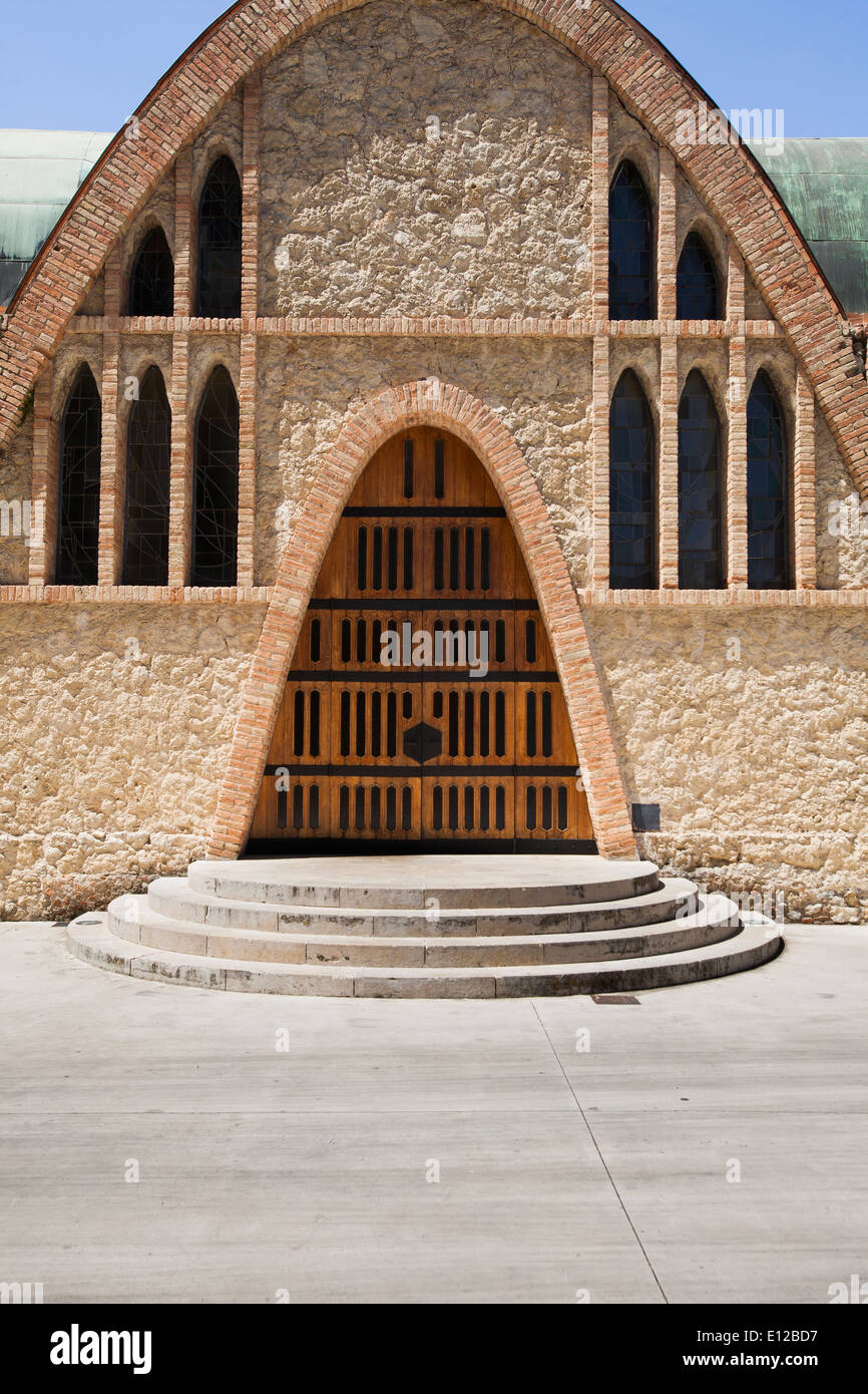 Façade de Codorniu cave, construite par Josep Puig i Cadafalch à St. Sadurní d'Anoia. Barcelona Banque D'Images