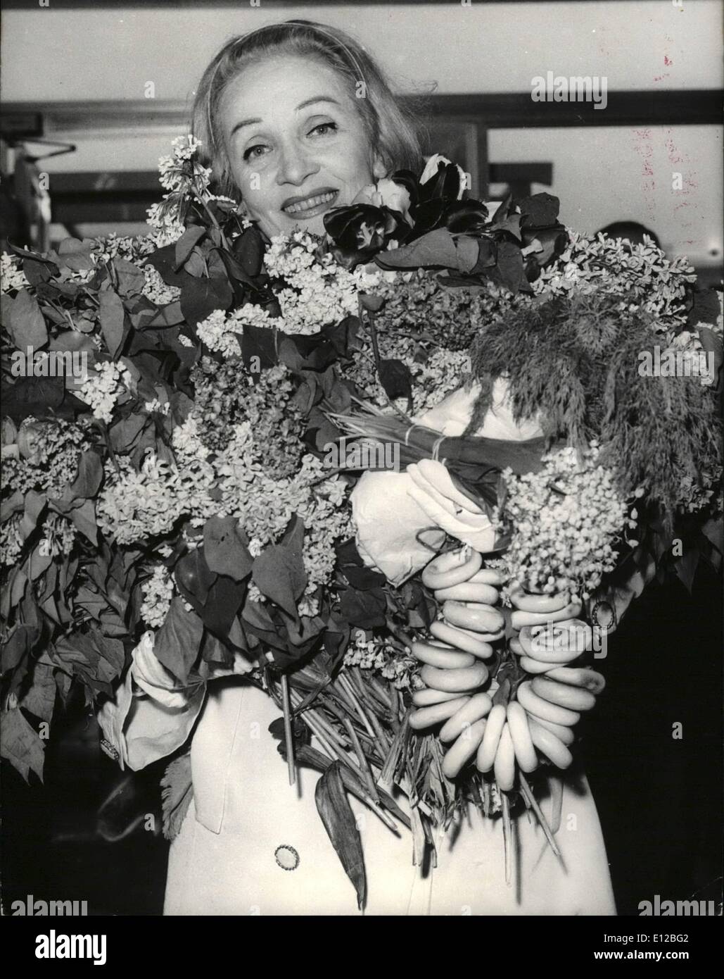 09 déc., 2011 - de la Russie avec l'amour. : avec les bras plein de fleurs et cadeaux d'amis russes, Marlene Dietrich, la plus belle grand-mère dans le monde, est arrivé ce matin à l'aéroport du Bourget, de retour d'une tournée triomphale de l'URSS. Lors d'une conférence de presse, Marlene Dietrich dit combien elle était heureuse d'avoir été confronté à la Fédération de l'auditoire. Photo montre ce matin à l'aéroport du Bourget, la grande Marlène Dietrich est arrivé avec ses mains remplies de fleurs. Banque D'Images