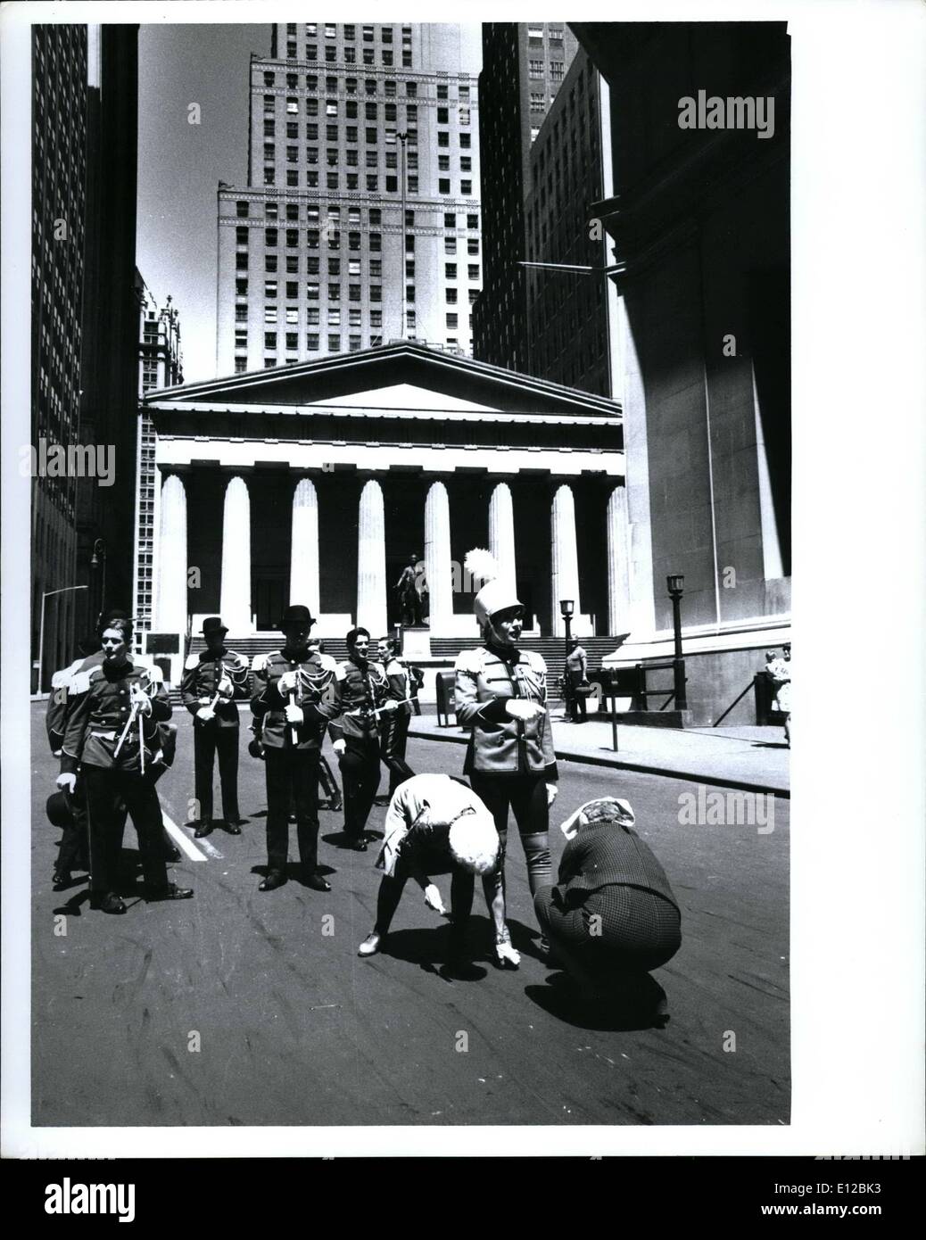 09 déc., 2011 - Shirley Maclaine : la tête d'un aond sur mur Feuille dans ''Sweet Charity'' par Universal photo. Banque D'Images