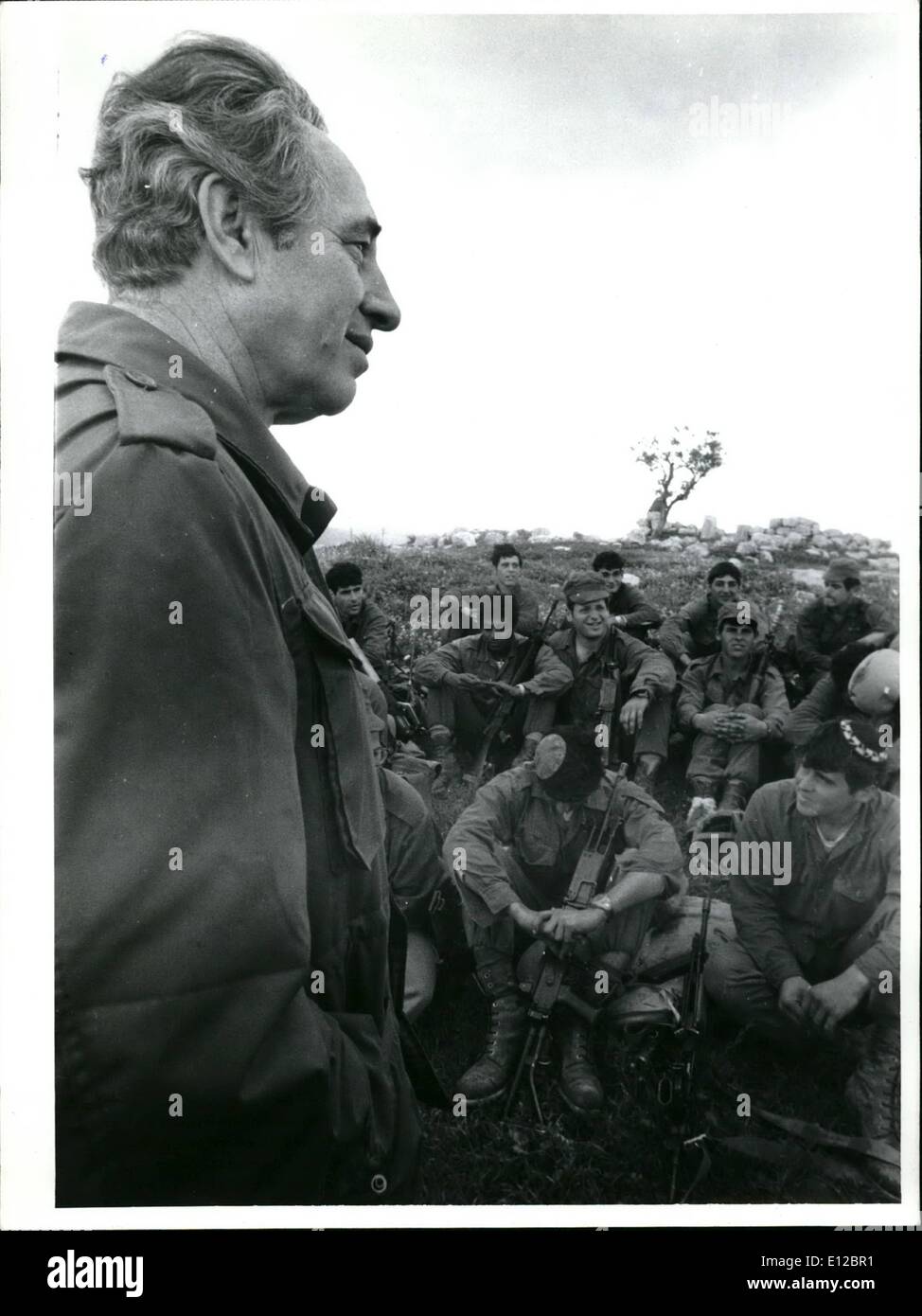 09 déc., 2011 - Le ministre de la Défense israélien Shimon Perez dans les hauteurs du Golan Banque D'Images