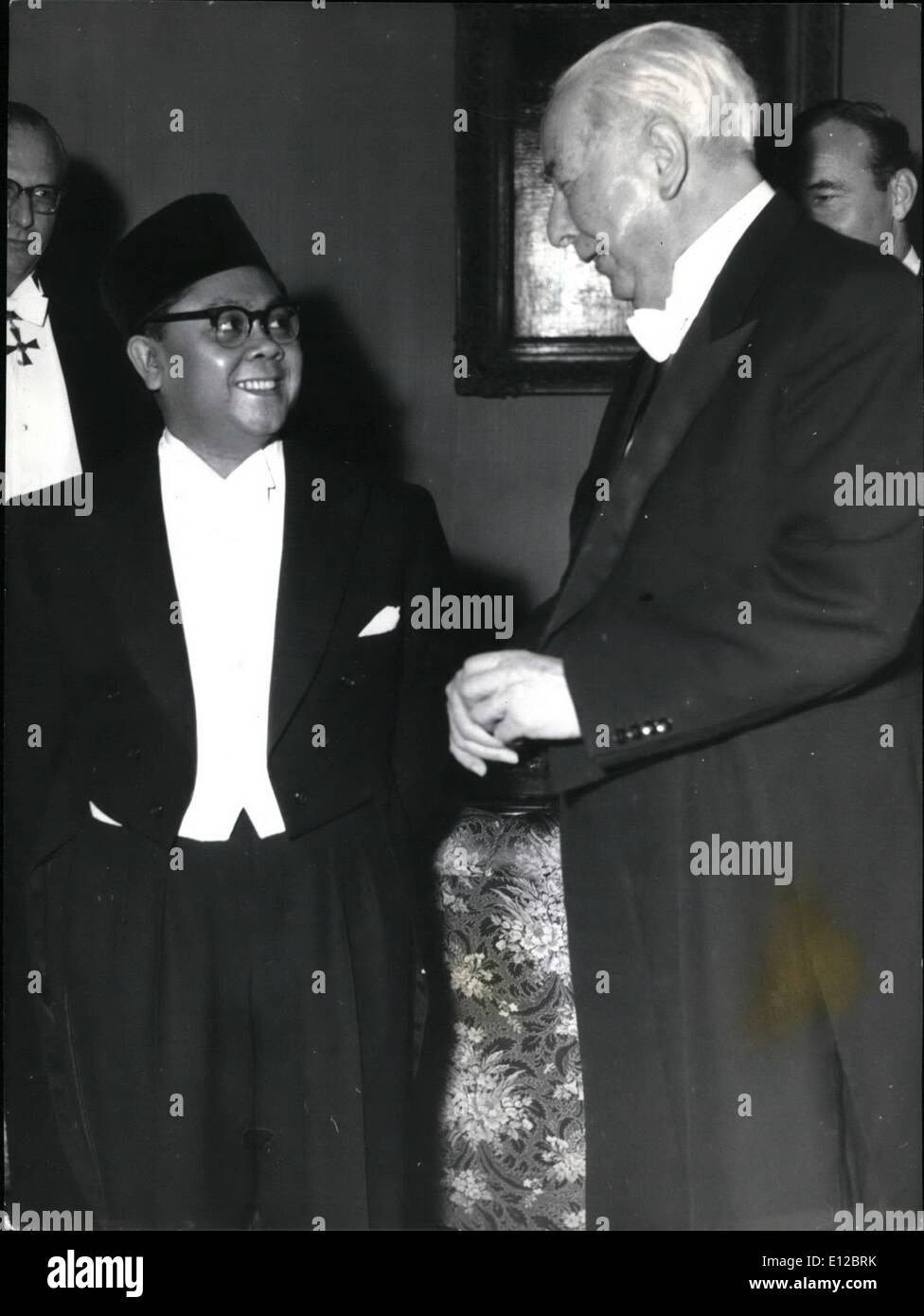 09 déc., 2011 - L'actualité l'ambassadeur de l'Indonésie, M. Zairin Zain, de livrer Président de République fédérale d'Allemagne, M. Heuss l'identification. Banque D'Images