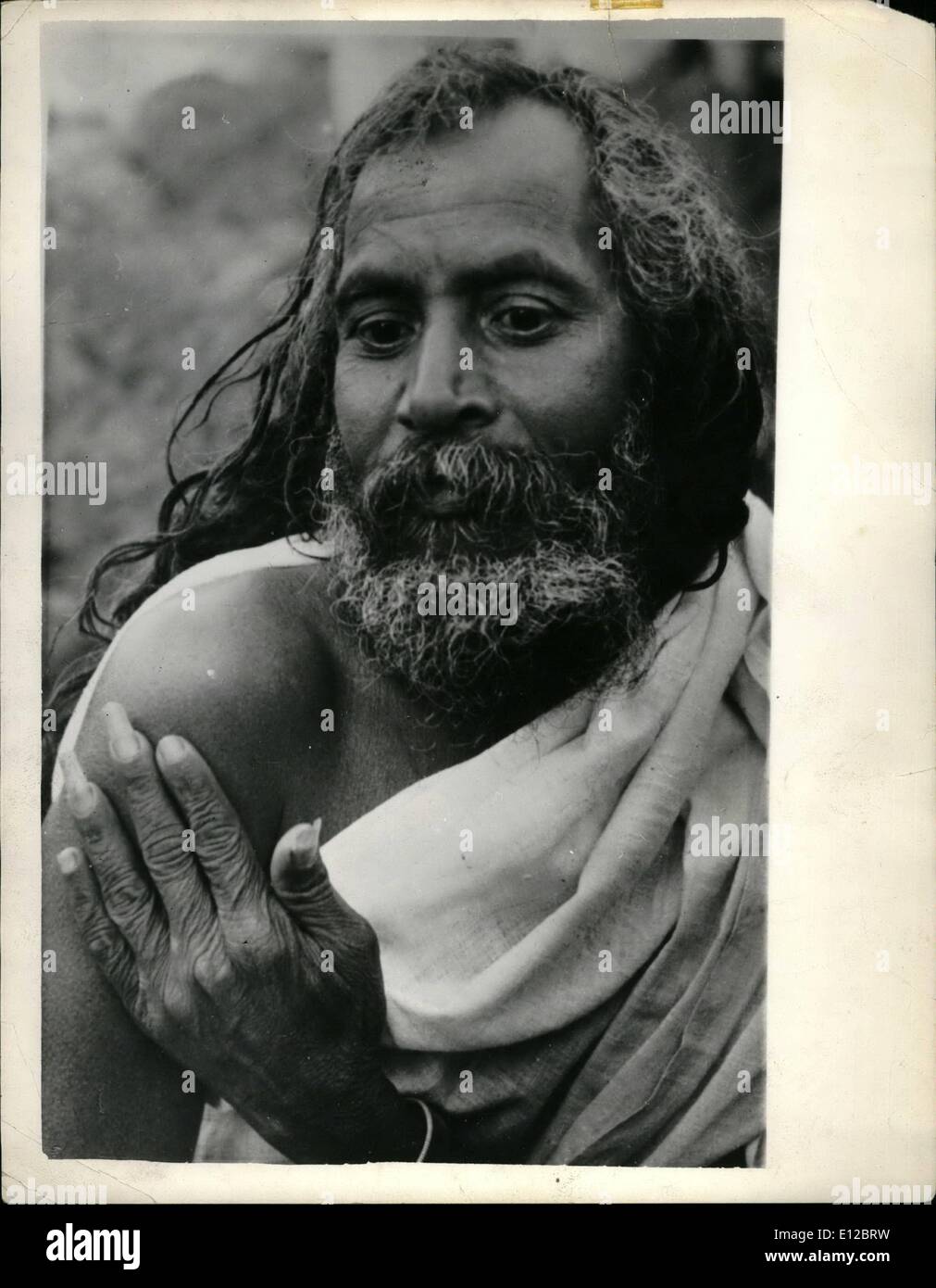 09 déc., 2011 - Shri Narayan Acharya a  mystic & Yogi a passé 9 jours avec des copeaux dans un sit pour la paix dans le monde correctement à l'inclu également près de Calcutta. Banque D'Images