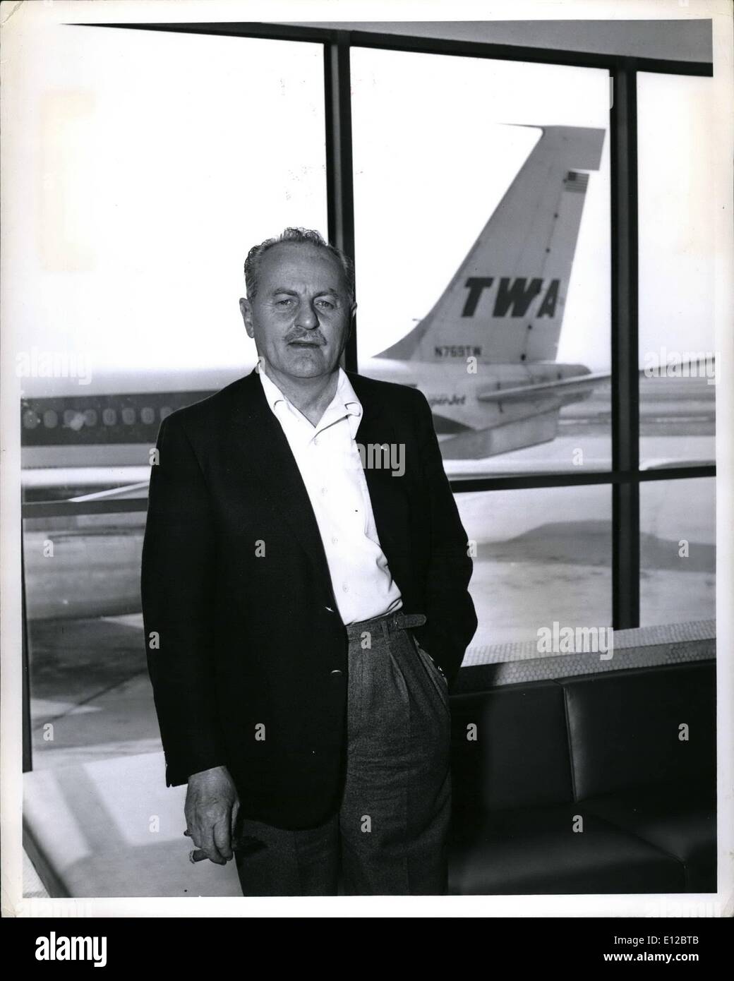 09 décembre 2011 - Pour diffusion immédiate. L'Aéroport International de New York, le 8 juillet 1962... Darryl Zanuck comités un TWA Super Jet pour Banque D'Images