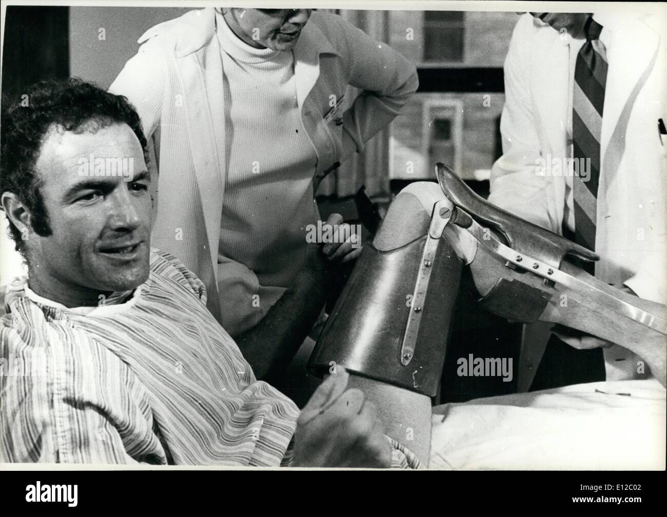 16 déc., 2011 - nouvelle controverse à propos de l'image C.I.A. : Dernier point de film pour être à Hollywood, est un exposé sur la CIA américaine (Central Intelligence Agency). Décrit comme une épopée d'une violence considérable, l'image en vedette James Caan est appelé, ''Killer Elite''. Photos Spectacles James Caan équipé d'une attelle jambière pour la violente film sur la CIA Banque D'Images