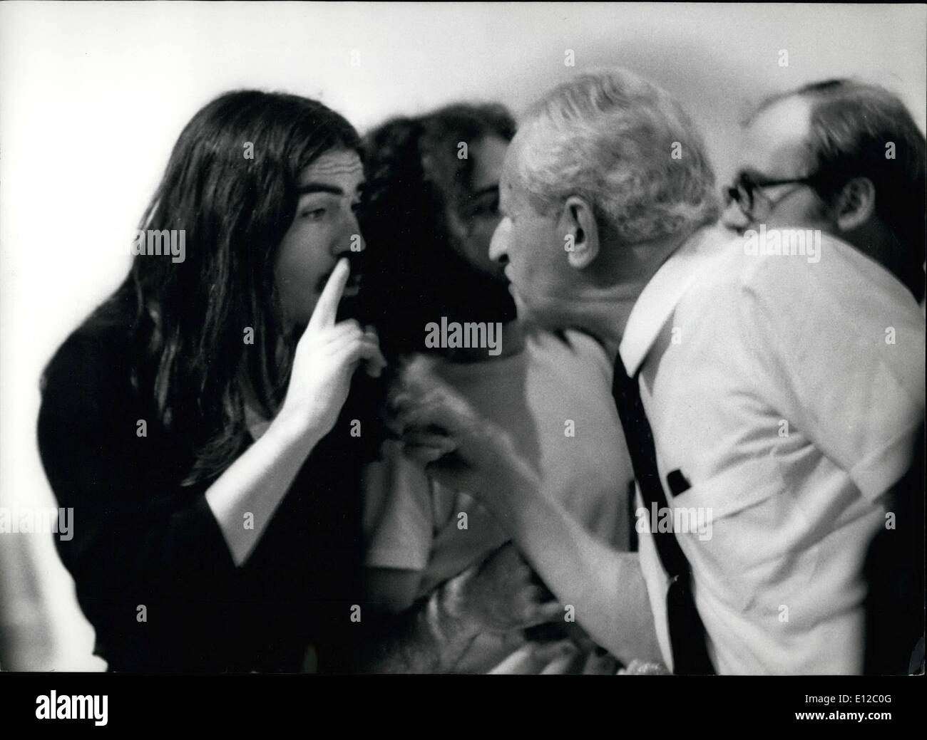 16 déc., 2011 - Le philosophe Herbert Marcuse, qui est à Rome pour une visite conférence, tenue à Rome la dernière conférence avant de quitter Rome. Au cours de son discours a été continuellement de nouvelles interrompue par la jeune contesters, entre Daniel Cohn Bendit qui a été le plus violent. OPS : Herbert Marcuse discutant avec un long haired contester. Banque D'Images