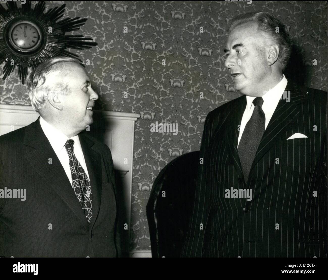 Le 16 décembre 2011 - 19 décembre 1974 Le Premier ministre australien, M. Wilson. M. Gough Whitlam, le Premier Ministre de l'Australie, qui est à Londres pour une visite officielle, a appelé cet après-midi de Premier ministre britannique, M. Harold Wilson, au n° 10 Downing Street. Montre Photo : M. Wilson et M. Whitlam photographié à la no 10 Downing Street cet après-midi. Banque D'Images