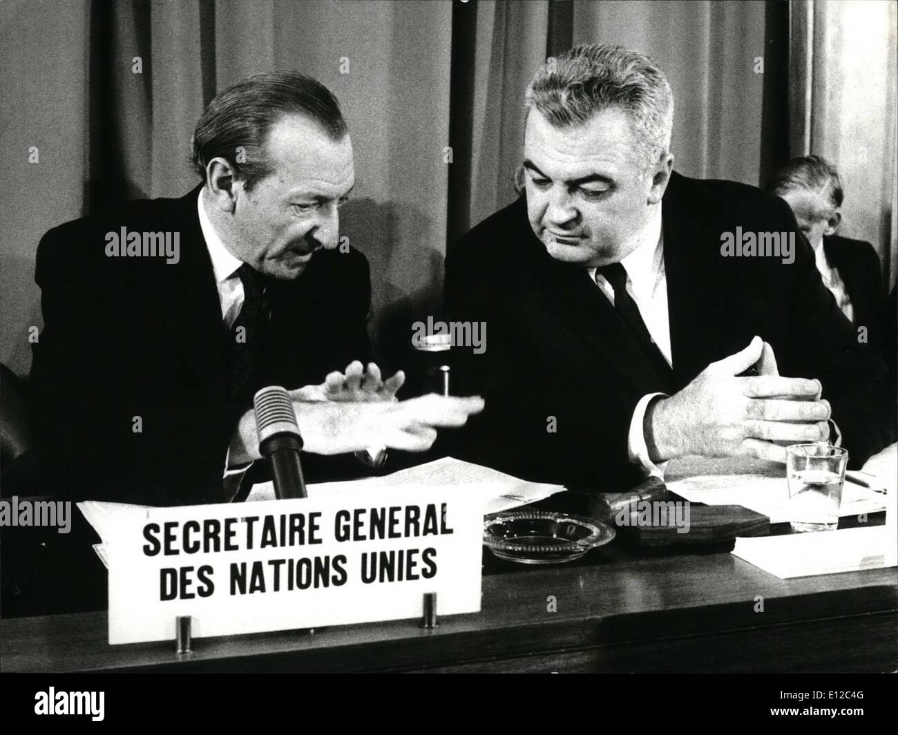 Le 12 décembre 2011 - Kurt Waldheim, à Genève ; le Secrétaire général de l'Organisation des Nations Unies, Kurt Waldheim, réellement séjours à Genève, où il prend part à une réunion du Conseil pour les problèmes économiques et sociaux de l'Organisation des Nations Unies. Photo montre Waldheim (à gauche) en conversation avec le président du conseil, le pôle Karl Szarka (droite) Banque D'Images Le 12 décembre 2011 - Kurt Waldheim, à Genève ; le Secrétaire général de l'Organisation des Nations Unies, Kurt Waldheim, réellement séjours à Genève, où il prend part à une réunion du Conseil pour les problèmes économiques et sociaux de l'Organisation des Nations Unies. Photo montre Waldheim (à gauche) en conversation avec le président du conseil, le pôle Karl Szarka (droite) Banque D'Images