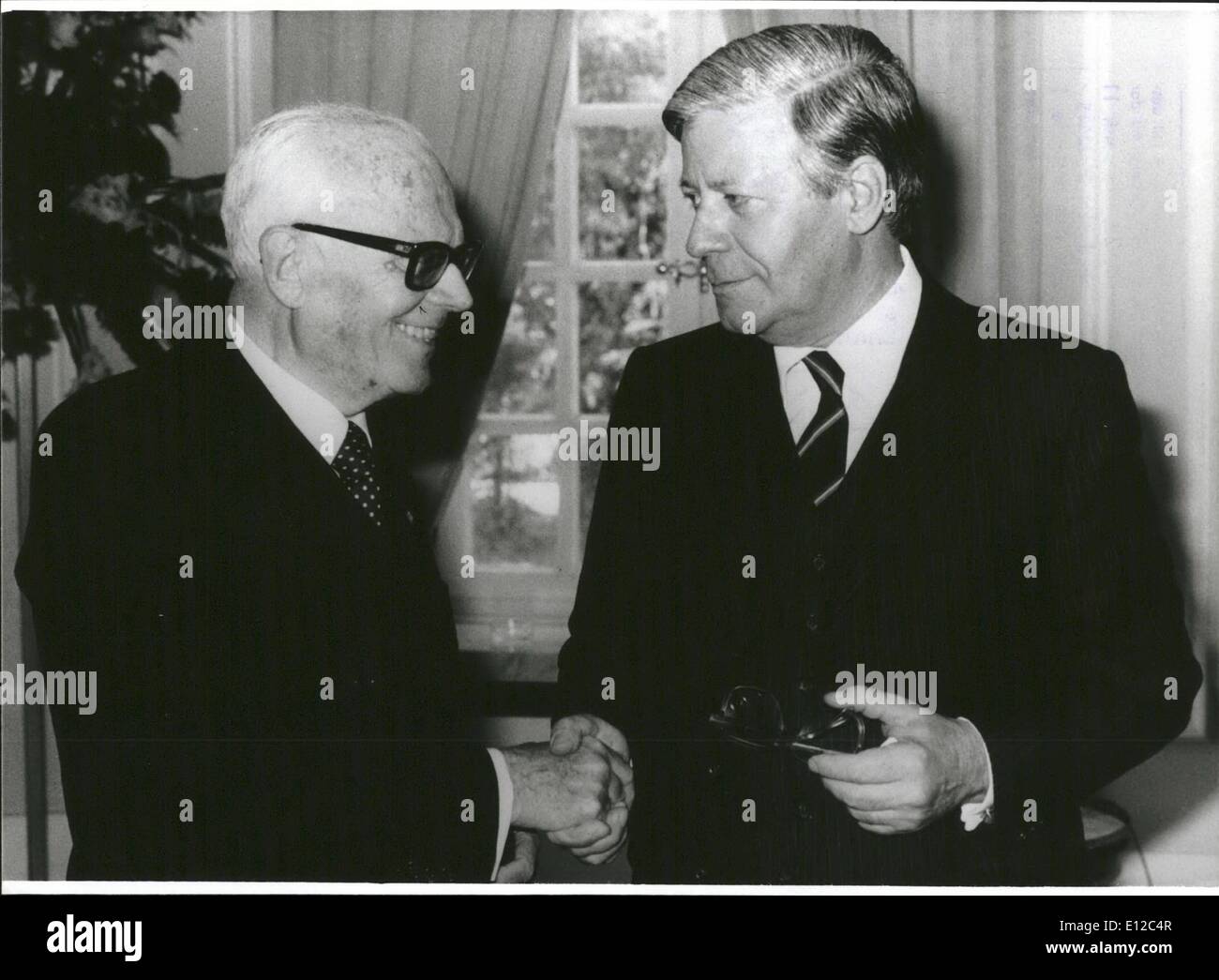 Le 12 décembre 2011 - Président d'Italiens en Allemagne de l'Ouest : Dans le cas d'une invitation du Président de la République fédérale d'Allemagne, Karl Carstens, le président de la République italienne Sandro Pertini payé une visite à l'Allemagne de l'ouest du 18 au 22 septembre 1979. Les 18 et 19 septembre, il a organiser un entretien avec le président de l'Allemagne de l'Ouest, avec le chancelier ouest-allemand Helmut Schmidt ainsi qu'avec les présidents des partis représentant de la Diète fédérale de l'Allemagne de l'Ouest. Après son séjour dans la capitale fédérale le président italien a visité Berlin (Ouest) et Munich Banque D'Images