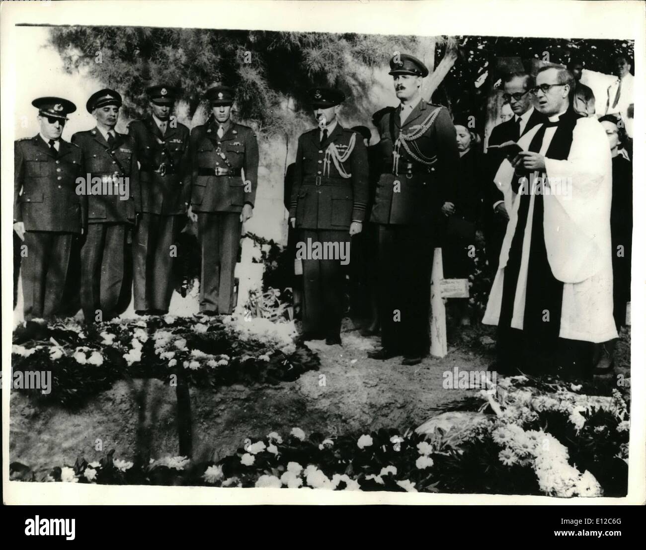Le 12 décembre 2011 - Funérailles de Mme Doran. Les funérailles ont eu lieu récemment dans un cimetière près de Jaffa, de Mme Joyce Doran, épouse du Commandant d'Escadre Kenneth Doran, D.F.C. , Qui a été retrouvée morte, abattue à environ un mille à l'ouest du Jourdain. Mme Doran a été trouvée après une recherche étendue pour elle. Photo présente à l'enterrement sont (de gauche à droite) : Le pasteur ; l'attaché militaire britannique en Israël, le colonel N. Cowley, commandant de l'Escadre et Doran. Banque D'Images