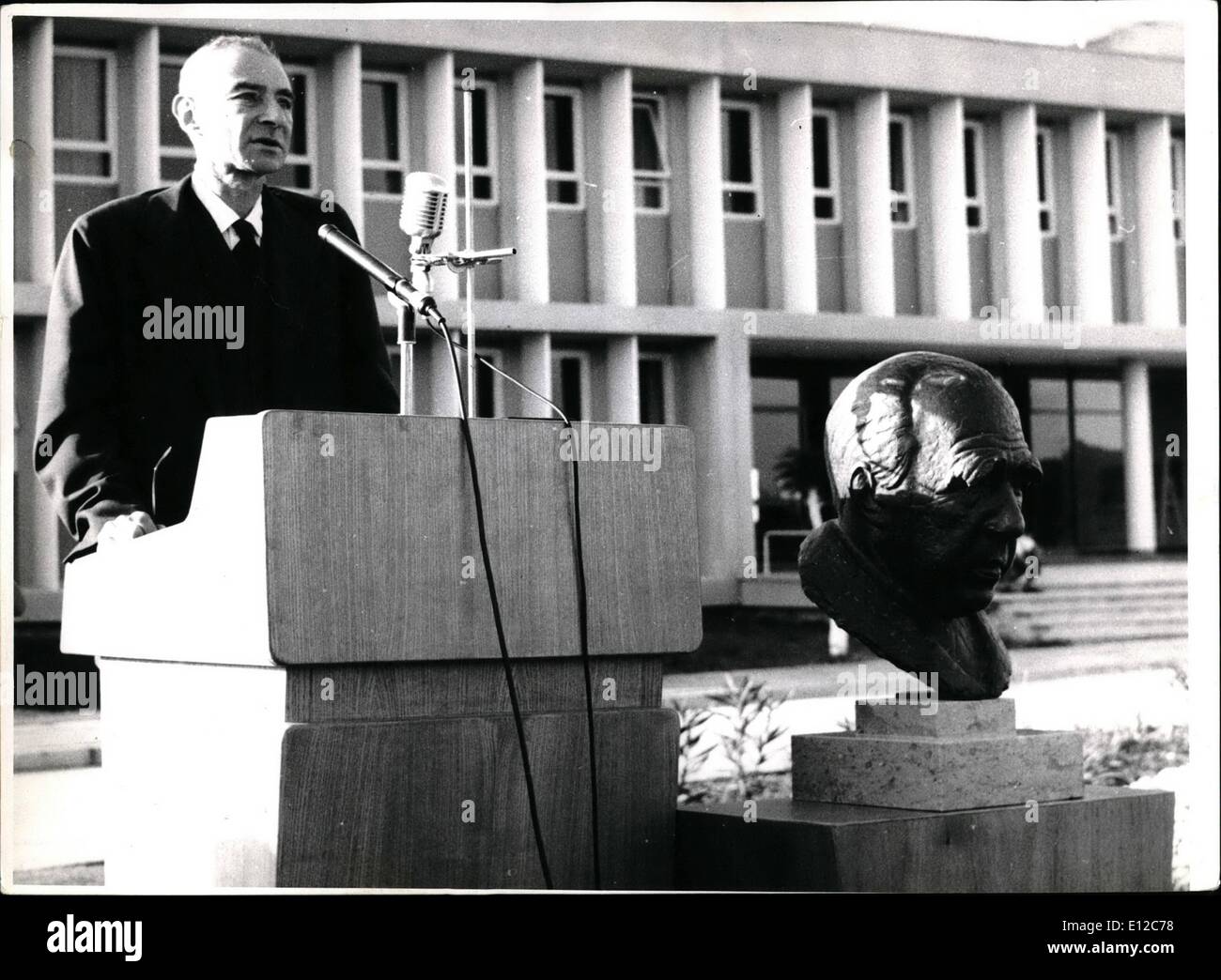 Le 12 décembre 2011 - Inauguration de l'Institut de physique nucléaire d'Israël. Le professeur Robert Openheimer lors de la cérémonie en premier plan un buste du Professeur Niels Bohr. Le professeur Openheimer, créateur de ''bombes'' à gauche pour la première fois depuis l'attaque lourde sur lui par la Commission McCarthy sur les activités antiaméricaines pour avoir été dans sa jeunesse un membre d'organisation communiste. Le professeur Openheimer est aujourd'hui un des plus grand scientifique et il y a des rumeurs au sujet de son retour possible au service d'administrations. Il sera de retour en Israël pour une tournée de conférences de six mois en 1960. Banque D'Images