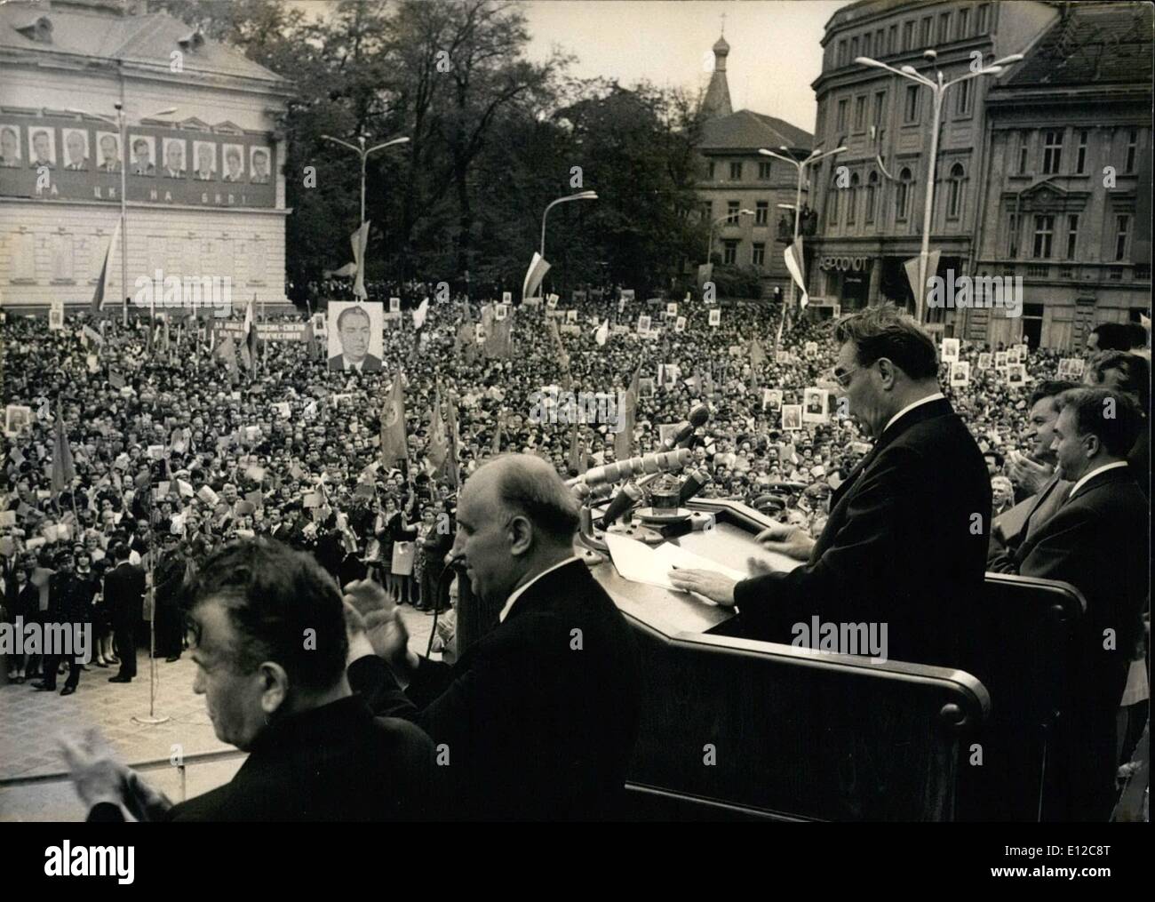 Le 16 décembre 2011 - Réunion de l'amitié dans Bulgarian-Soviet - Sofia sur le ''9 septembre'' Square de Sofia a eu lieu un énorme un boeuf l'amitié soviétique et bulgare à l'occasion de la visite Ã' Ëoethe du parti et du gouvernement soviétique délégation dirigée par l,Brejnev, Secrétaire Général du CC du CP3U et la signature d'un traité d'amitié, la coopération et l'aide mutuelle entre l'URSS et la Bulgarie, vue sur une partie de la tribune l'Anci les participants à la réunion l.t.r Banque D'Images