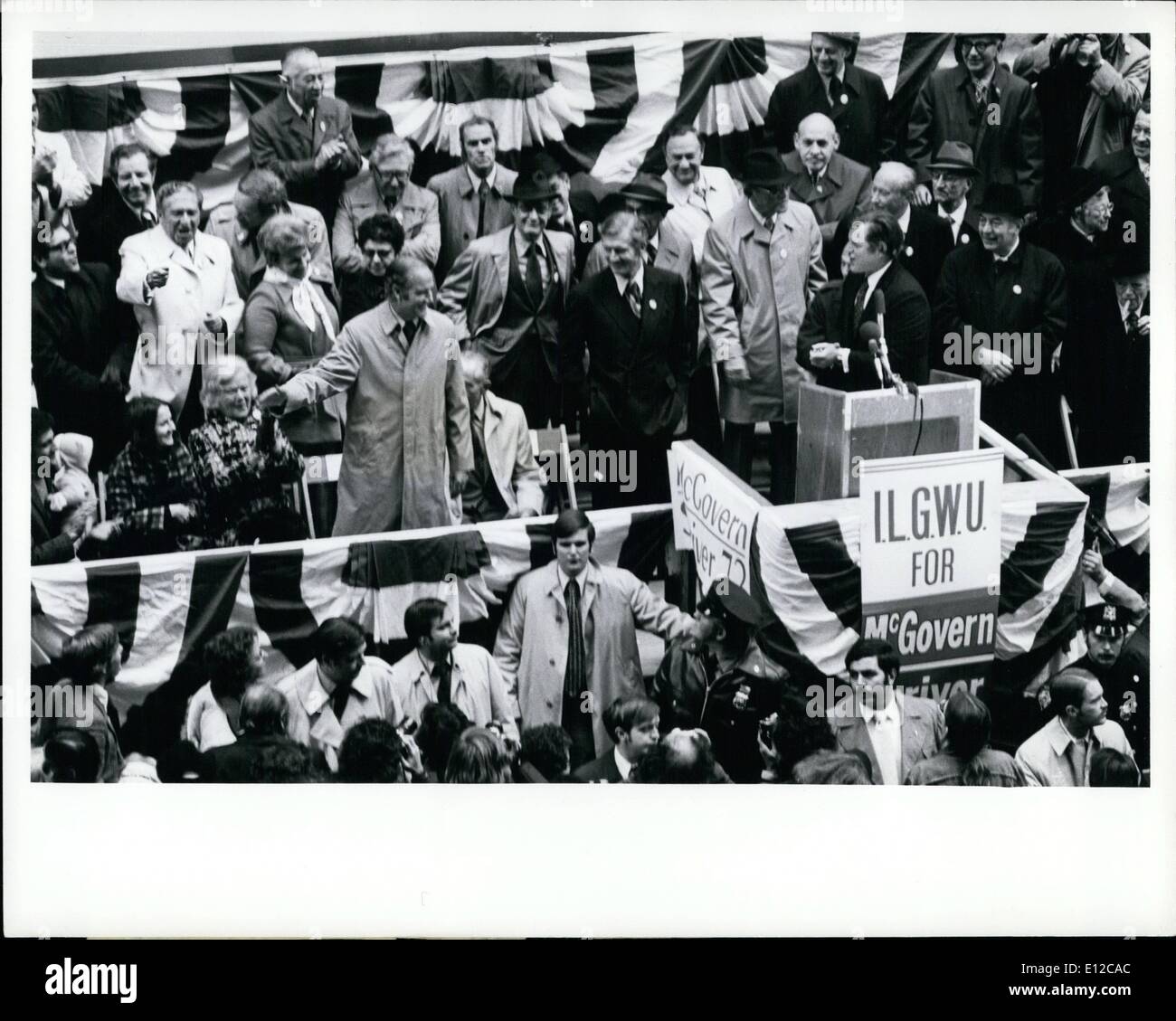 16 déc., 2011 - candidat démocrate à la présidence, le sénateur George McGovern fait la traditionnelle campagne tardive visite à New York's Garment District. Il a parlé à une foule de plus de 20 000 personnes. Sur la plate-forme ont été maire Lindsay, l'ancien maire Robert Wagner, International Ladies Garment Workers Union, Louis Chef Stulberg, ancien Président National Démocratique ILGWU Jean Westwood. Le sénateur Edward Kennedy a fermé ce que McGovern appelé le meilleur rally que nous avons eu en tout lieu de cette campagne . 1 novembre, 1972 Banque D'Images