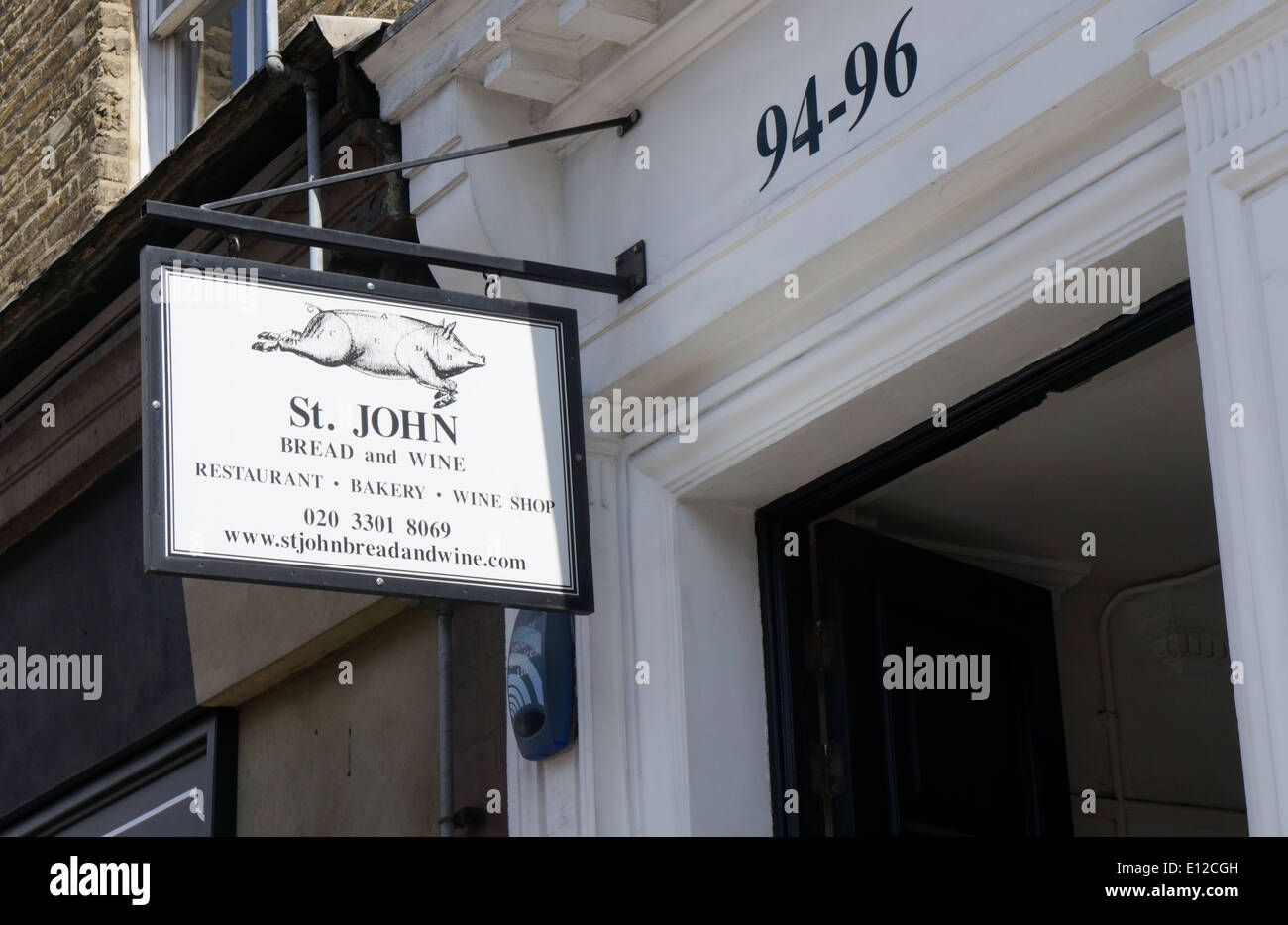 Signer pour St Jean Pain et vin au 94-96 rue commerciale dans l'Est de Londres. Banque D'Images