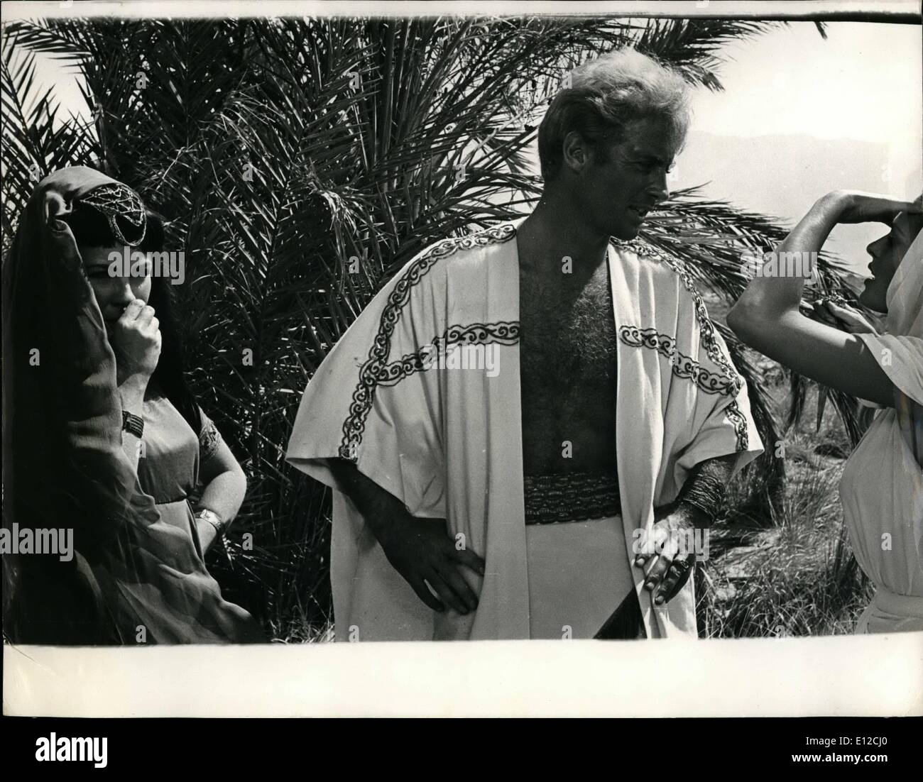 Le 12 décembre 2011 - Tournage de elle avec des scorpions et le sable du désert de l'Israel : accompagné par l'armée d'Israël, avec des armes à feu prêt à toute attaque de l'Egypte et la Jordanie voisine, territoire belle Ursula Andress, qui a fait son nom dans ''Dr. No'', est occupée de filmer ''Il'' dans la plus méridionale, Lilat règlement en Israël, escapade à l'Extrême-Orient et d'Afrique, pleine de jaune et noir les scorpions (les noirs ne sont pas mortelles, que nuire beaucoup), la chaleur, le sable, et les touristes désireux de voir la célèbre au travail Banque D'Images