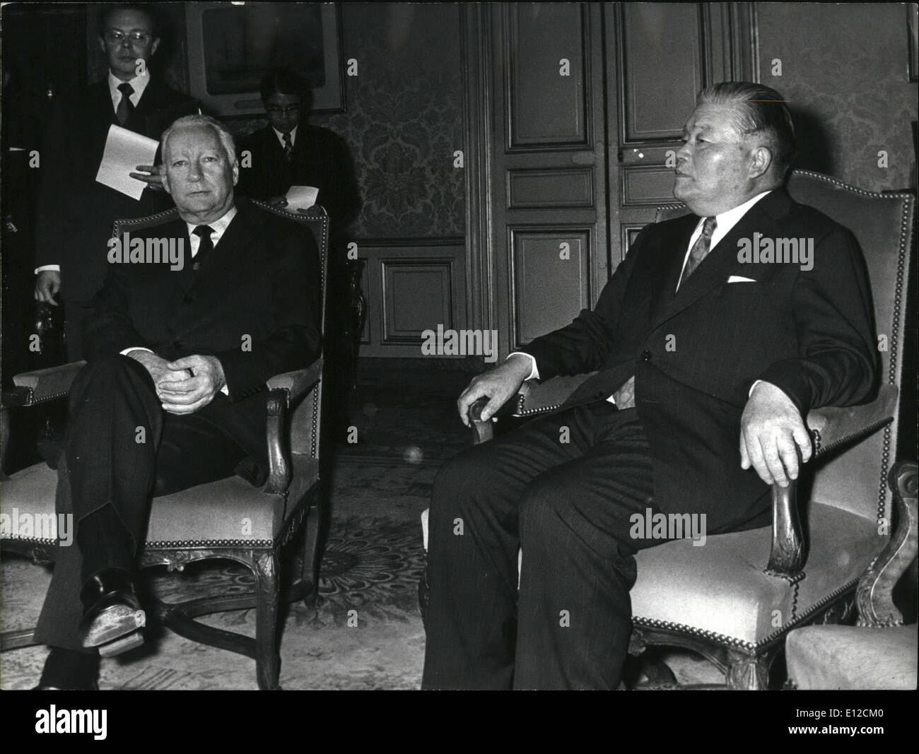 12 déc., 2011 - M. Masayoshi Ohira Ministre japonais des affaires étrangères avec le Premier Ministre français Pierre Messmer, prises aujourd'hui à Paris. Banque D'Images