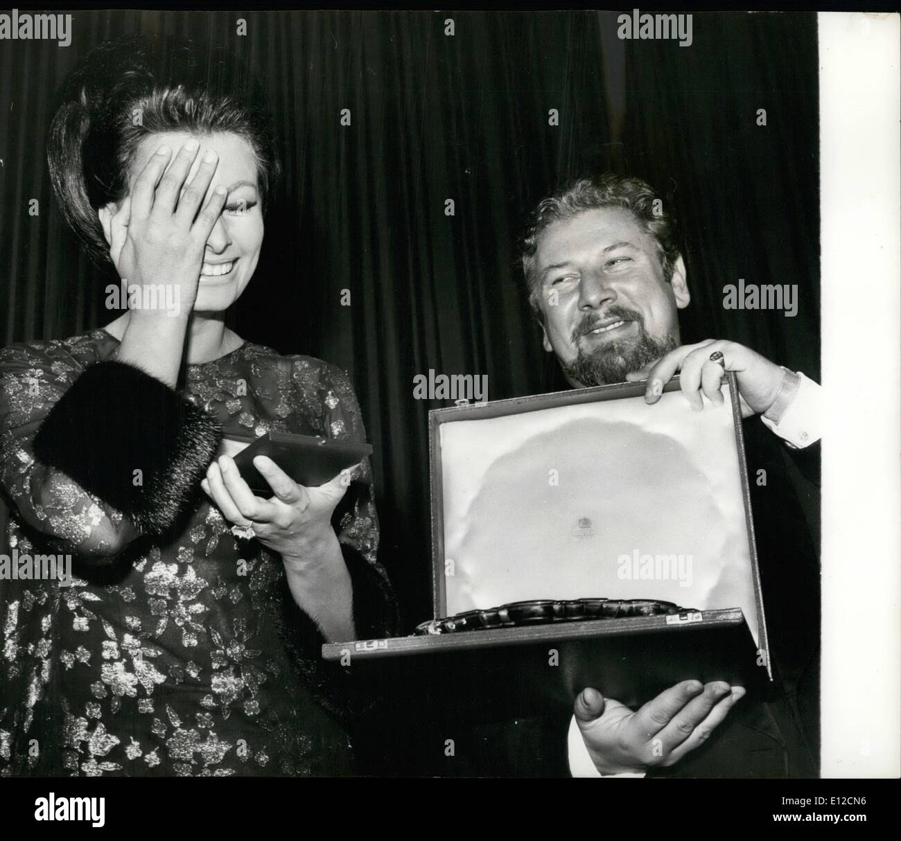 16 déc., 2011 - Sophia Loren présenté avec Gold Star Award lorsqu'elle assiste à la première de son film. Sophia Loren La nuit dernière a reçu le premier prix, d'un Alexandre Korda vingt fait gold star après avoir été nommée star internationale de l'année par Stanley Reed, directeur du British Film Institute. La présentation a été faite par l'acteur réalisateur Peter Ustinov quand Sophia a assisté à la première mondiale de son nouveau film'' Dame L'' à l'Empire de Leicester Square à Londres, hier soir. Photo montre : Sophia Loren couvre son visage dans la confusion comme Peter Ustinov rend la présentation d'hier soir. Banque D'Images