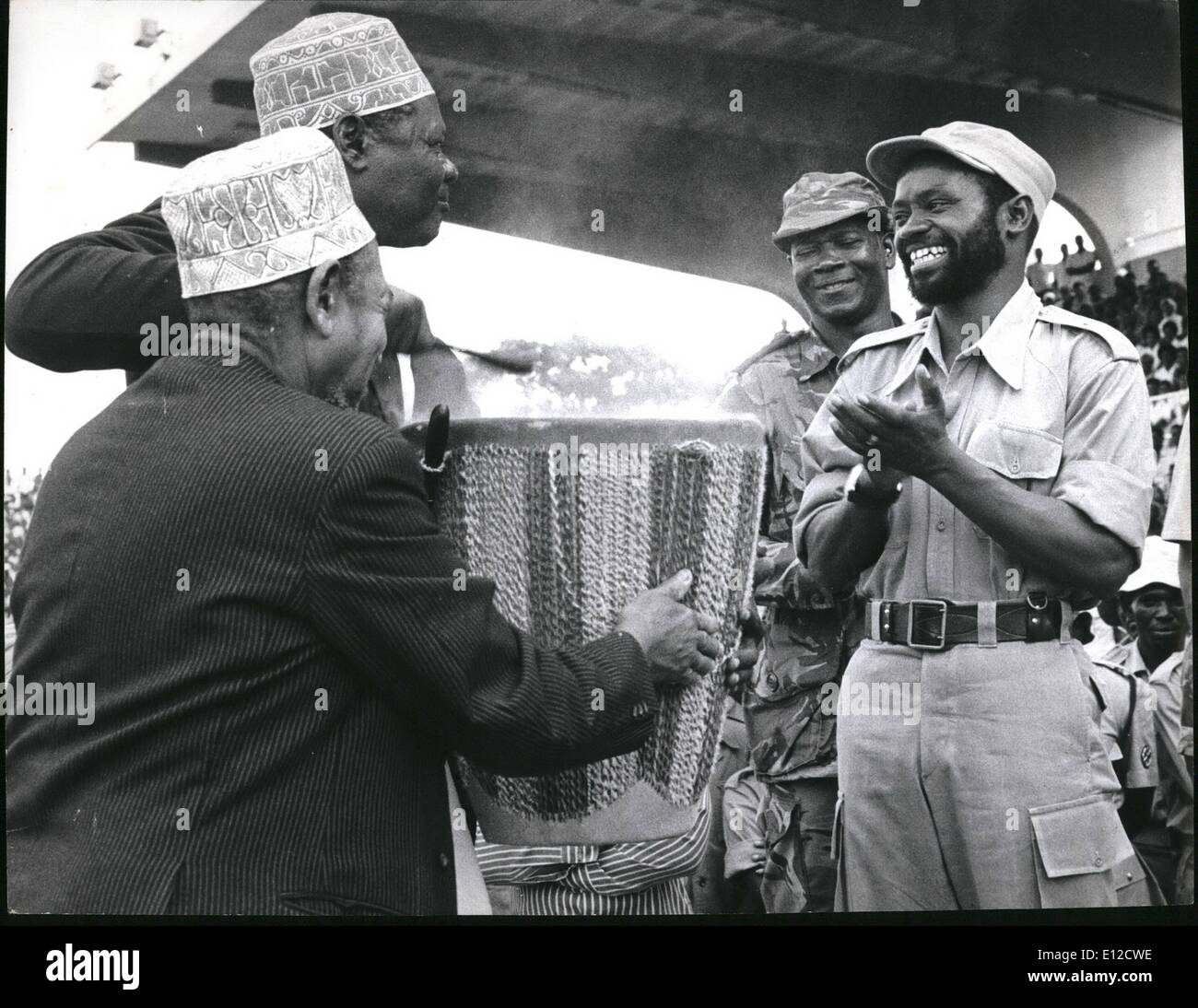 Le 12 décembre 2011 - Cérémonie d'Afrique d'une manière typiquement tanzaniennes, anciens battre un tambour pour Samora Machel, le chef charismatique du Frelimo, qui était au départ du pays qui a fourni une base pour la guérilla pendant plus d'une décennie, pour retourner à sa patrie dont il sera le premier président. Dans les pays d'Afrique, des fûts sont des symboles de paix ainsi que de la guerre, et leur son augure bonne chance pour Machel dans son laborts à venir à la tête d'un État indépendant, ainsi que rendre hommage à son courage et compétence en tant que guerrier. Banque D'Images