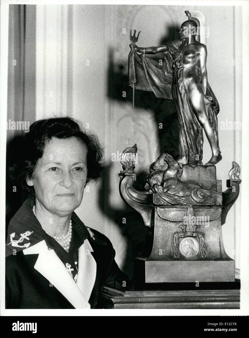 14 décembre 2011 - 23 septembre 1981 Bateau de dame reçoit Segrave trophy. Dame Arran, la première femme à atteindre 100 km/h sur l'eau a été présenté aujourd'hui avec la Castrol parrainé Segrave Trophy au Club RAC. Elle est la première femme à recevoir le prix pour les compétences exceptionnelles et de courage sur la terre, l'eau ou dans l'air depuis la Nouvelle Zelande aviatrice Jean Batten, en 1936, et seulement la troisième en tout, l'autre étant Amy Johnson. En août de l'année dernière, 62 ans Dame Arran est devenue la première femme à briser la barrière de 100mph à Lake Windermere Banque D'Images