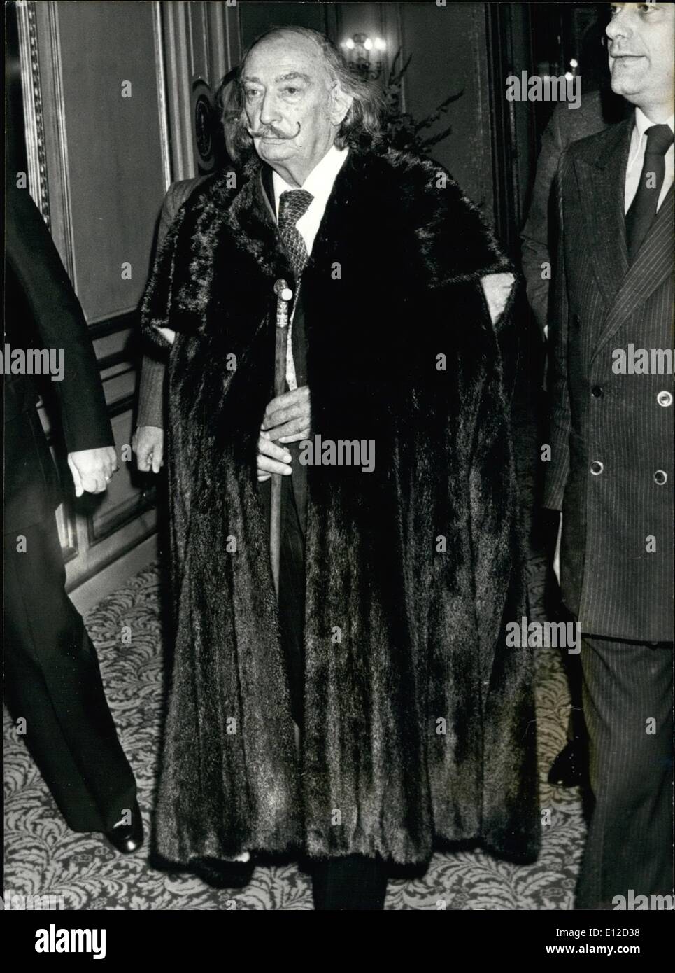 19 décembre 2011 - Des vêtements d'hiver pour Salvador Dali : en arrivant à Paris vêtu d'une robe est fabuleuse min ccentric l'artiste espagnol Salvador Dali. Le grand homme était à Paris pour donner une conférence à l'institut d'art:l'Institut d'artistes professionnels. Il a parlé de sa philosophie de l'art, son esthétisme et sa conception de la création artistique. Est venu avec dans la main et la moustache pointant vers le ciel le maître avait ceci à révéler :''Je suis ex.. centrio,con..oentric apolitic et en même temps. Banque D'Images