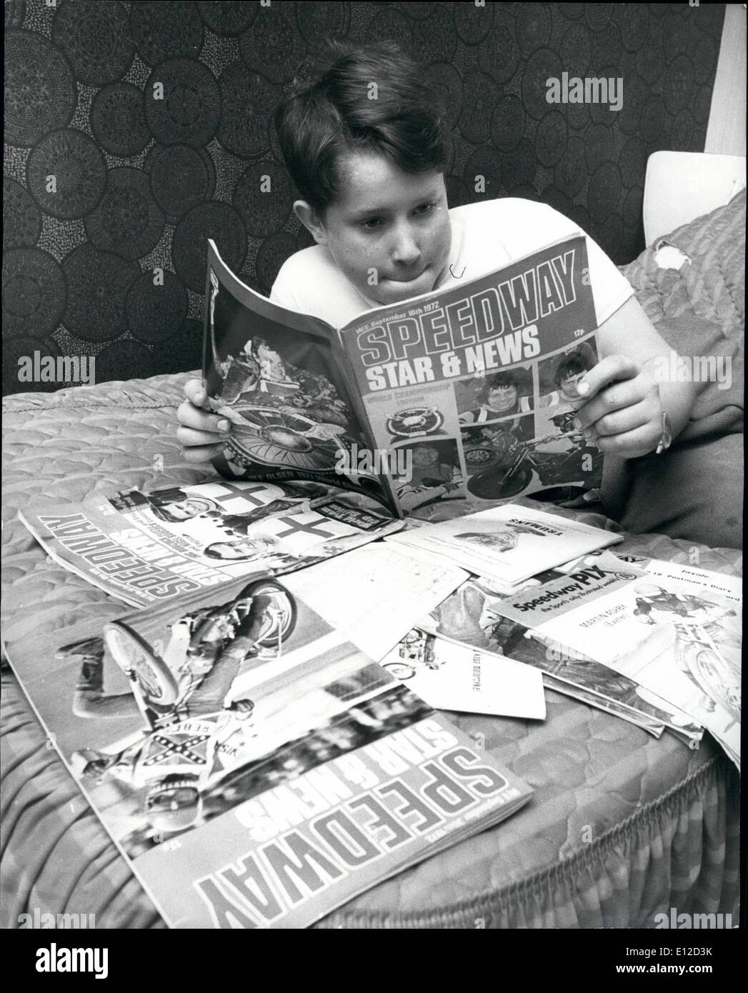 19 décembre 2011 - Speed School pour les jeunes, Kings Lynn, Norfolk. 31/12/1972 Ian Harvey ses études speedway magazines dans le confort de son domicile. Banque D'Images