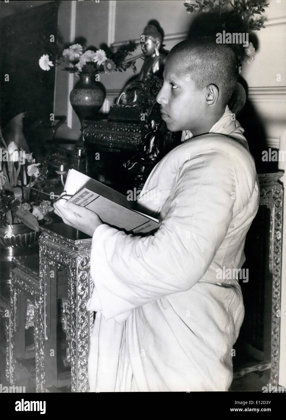19 déc., 2011 -, l'Dhammaratana 14 ans, prêtre, d'études anglais ainsi que sa religion, dans le placid entouré de la London Buddist temple. Banque D'Images