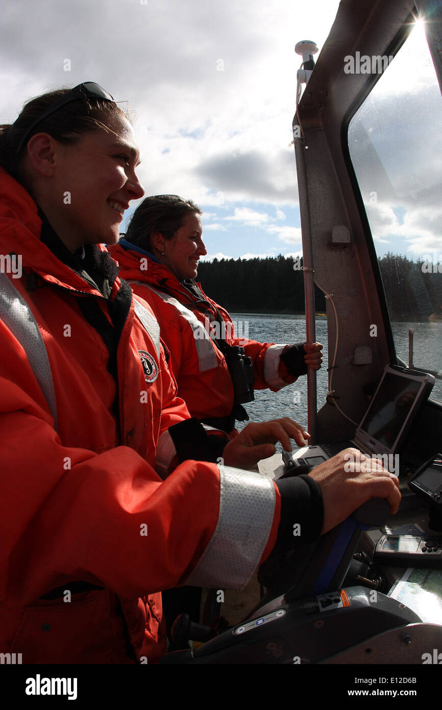 Des bénévoles participent à des relevés d'oiseaux de mer par skiff dans le refuge faunique national de Kodiak, soutenant les efforts de surveillance et de conservation de la faune en Alaska. Banque D'Images
