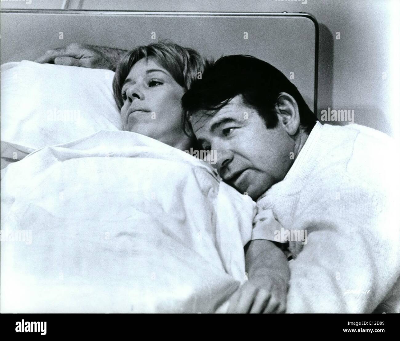 Le 15 décembre 2011 - Pete 'N' Tillie après une période d'accouchement, Tillie Schlaine (Carol Burnett) est réconforté par son mari, Peter Seltzer (Walter Matthau). Une scène de Universal's ''Pete 'n' Tillie' avec Walter Matthau et Carol Burnett, et co avec Geraldine Page, Barry Nelson et René Auberjonois. La comédie drame a été réalisé par Martin Ritt en Technicolor du producteur Julius J. Epstein scénario basé sur la novella, ''le lait de sorcière'', par Peter De Vries. Banque D'Images