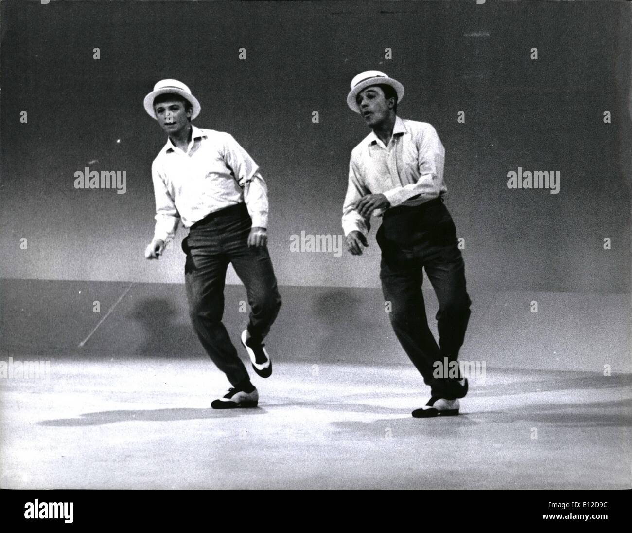 Le 15 décembre 2011 - Danse - pas dans la pluie - mais d'une T.V. studio : deux grandes stars du monde du spectacle se réunir pour la première fois, le vétéran chanteur et danseur Gene Kelly et notre propre Tommy Steele, l'ébouriffent-haired kid de Bermondsey qui twanged son chemin vers le haut avec son quitar. Et il va y rester parce qu'elle est très professionnelle dans son approche de l'entreprise. Il n'a jamais l'intention de rester dans showbinzz mais il a déclaré, "une drôle de chose s'est passé. Je suis tombé en amour avec le travail''. Et ainsi il a décidé de faire un aller de lui Banque D'Images