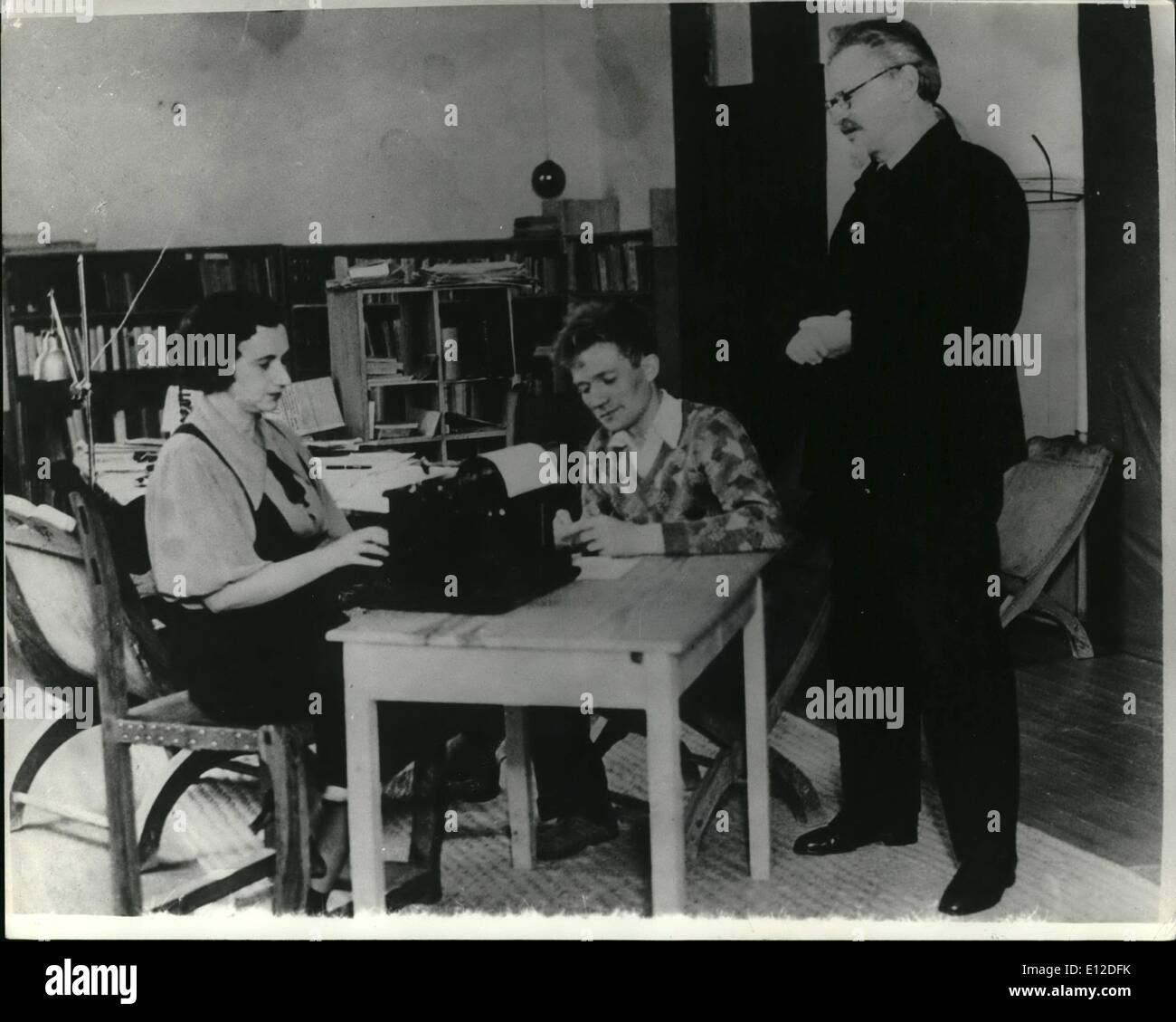 Le 15 décembre 2011 - Trotsky à dicter ses mémoires à son domicile au Mexique au cours de son exil de la Russie. Banque D'Images