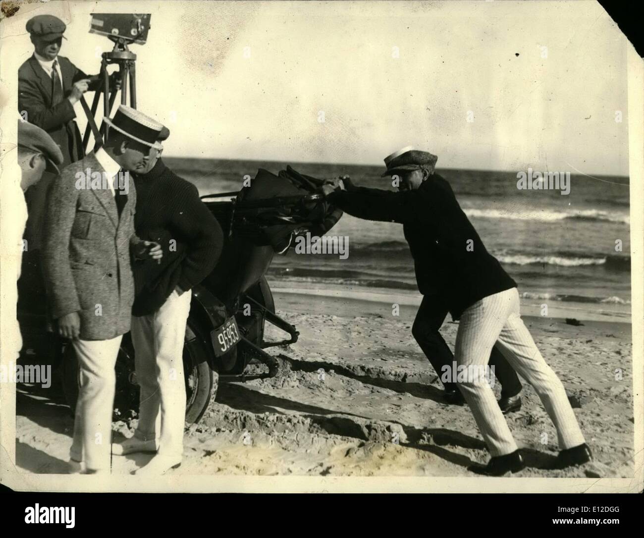 Le 15 décembre 2011 - JACK DEMPSEY TRAINING À ATLANTIC CITY : Tout en étant photographié pour sa première ''Les films officiels'' la voiture était bloqué dans le sable et Dempsey poussé volontairement la voiture hors de l'ennui. Banque D'Images