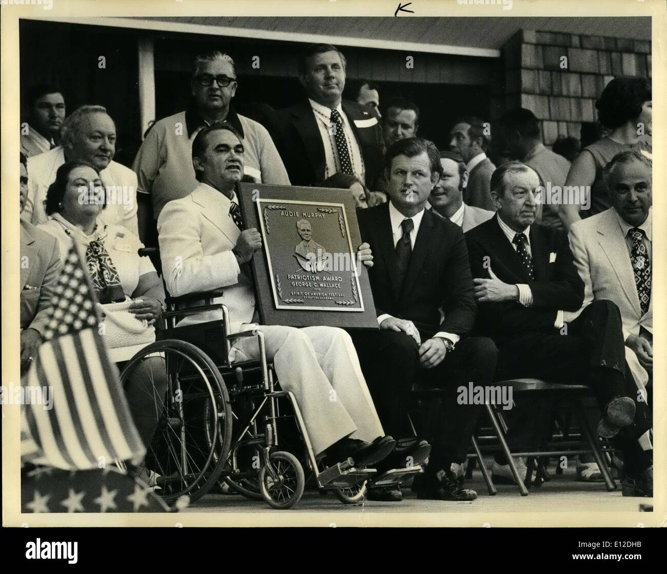 Le 15 décembre 2011 - Le sénateur Edward Kennedy avec Gov. George Wallace, à 4e de juillet, fête de Decatur, Alabama. Banque D'Images
