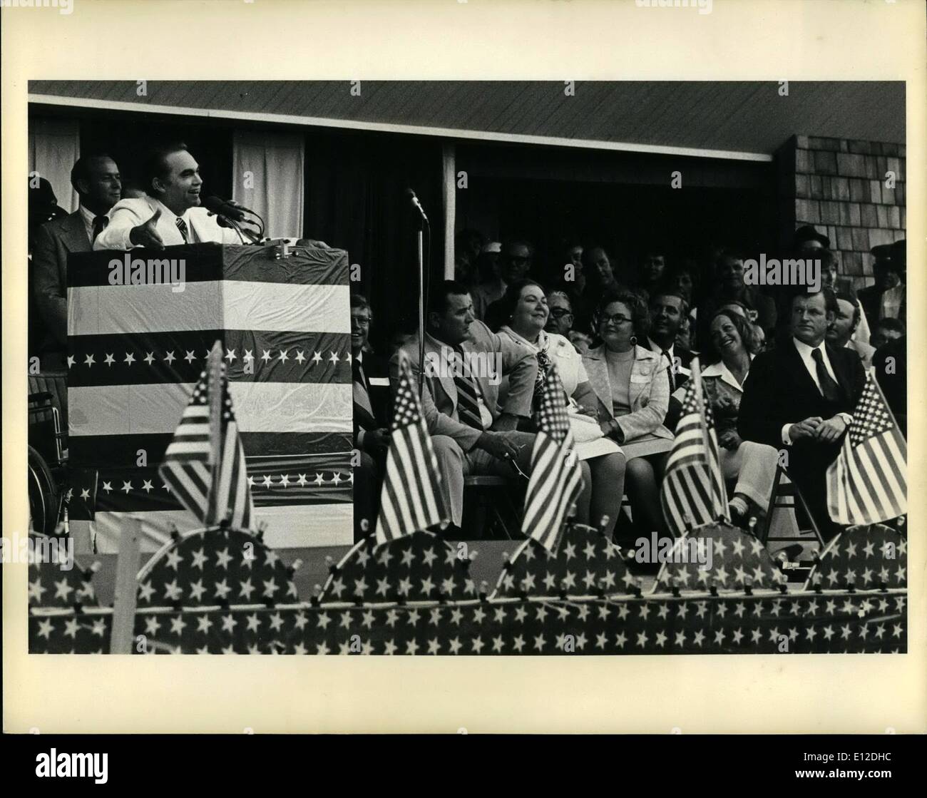 Le 15 décembre 2011 - Le sénateur Edward Kennedy avec Gov. George Wallace, à 4e de juillet, fête de Decatur, Alabama.  : Banque D'Images