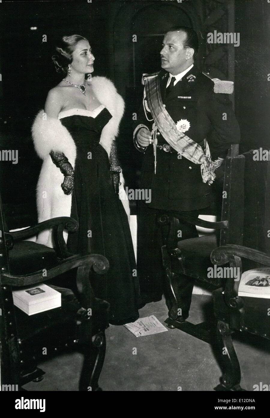 Le 20 décembre 2011 - La famille du Bey assister à un bal de la société à Tunis- La Princesse Fatma, la fille du Bey, accompagnée par son mari, le général Bahri, photographié à une société ball à Tunis. 041153 Keystone Banque D'Images