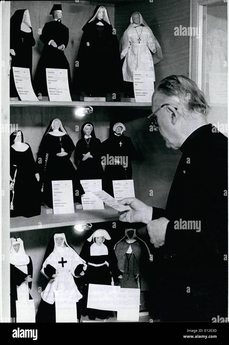 Le 20 décembre 2011 - Prêtre est la collecte des Moastic dix habitudes monastiques Figurines minature... est la collecte d'Koenigawinter-Ittenbach Hambuchen prêtre près de Bonn/rfa-et depuis l'année 1960, quand il a commencé ce passe-temps, il a eu plus de 200 d'entre eux, venus de toute l'Europe. Par son travail, il est pris en charge par l'ordre theirselves, qui donne des informations détaillées sur les gerbes de lui, comme par un grand nombre de religieuses, qui cousent les gerbes monastique selon ces informations. Bien entendu, la collecte de prêtre Hambuchen/ inclus aussi ''modèles'', qui sont sortit d'utilisation Banque D'Images