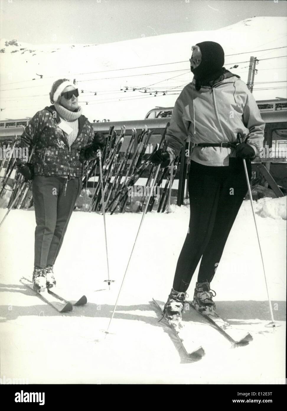 Le 20 décembre 2011 - Queen Juliana va pour les sports d'hiver. La reine Juliana des Pays-Bas est passer des vacances à Zermatt, Suisse sous le Cervin en fait. Notre photo montre son apprentissage du ski sur le Gornergrat. Banque D'Images