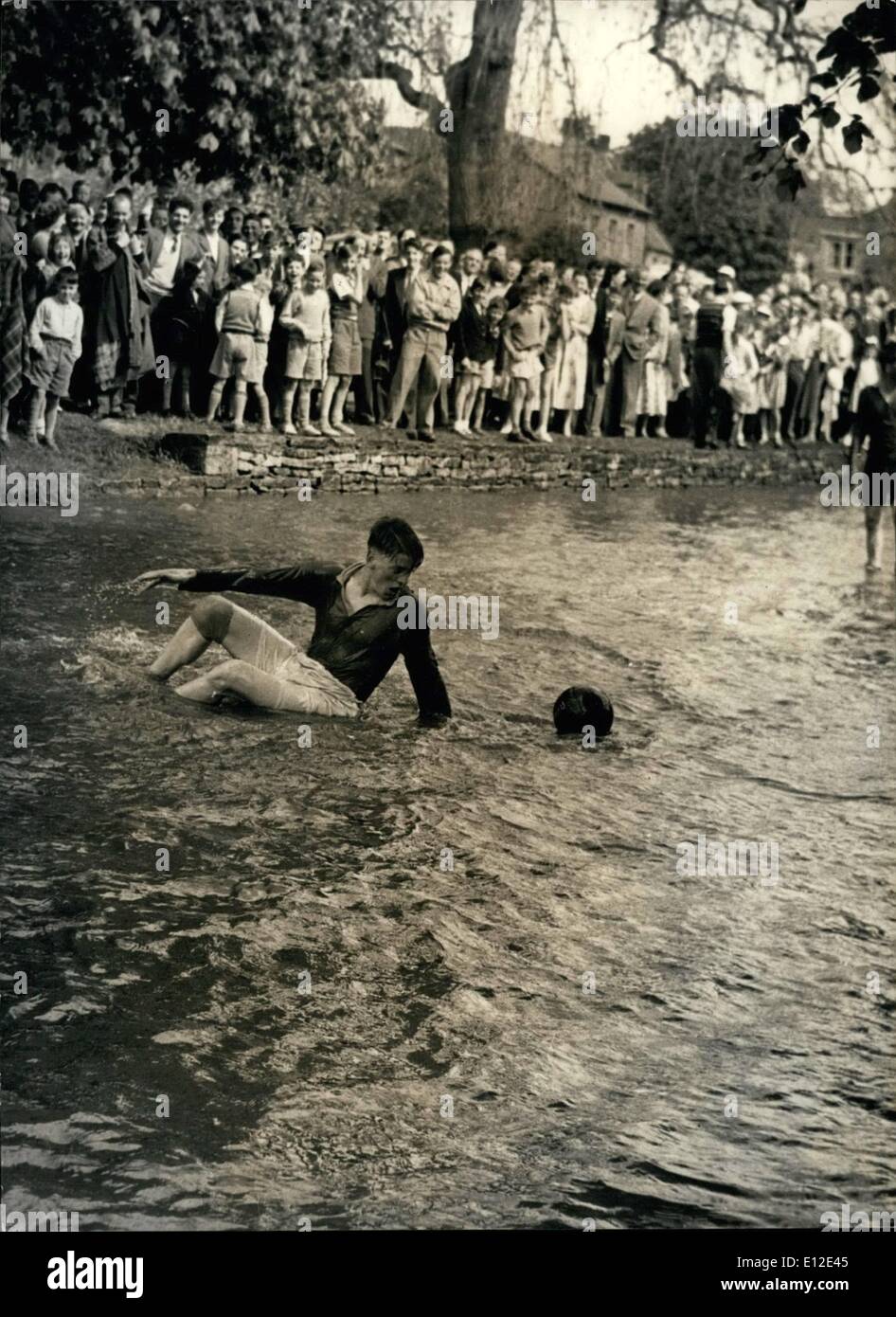 Le 20 décembre 2011 - Wet Back Off-Side : c'est là ! Pourquoi êtes-vous de l'emplacement vers le bas chum. Le full retour en essayant de sauver la balle s'assoit dans la rivière. Banque D'Images