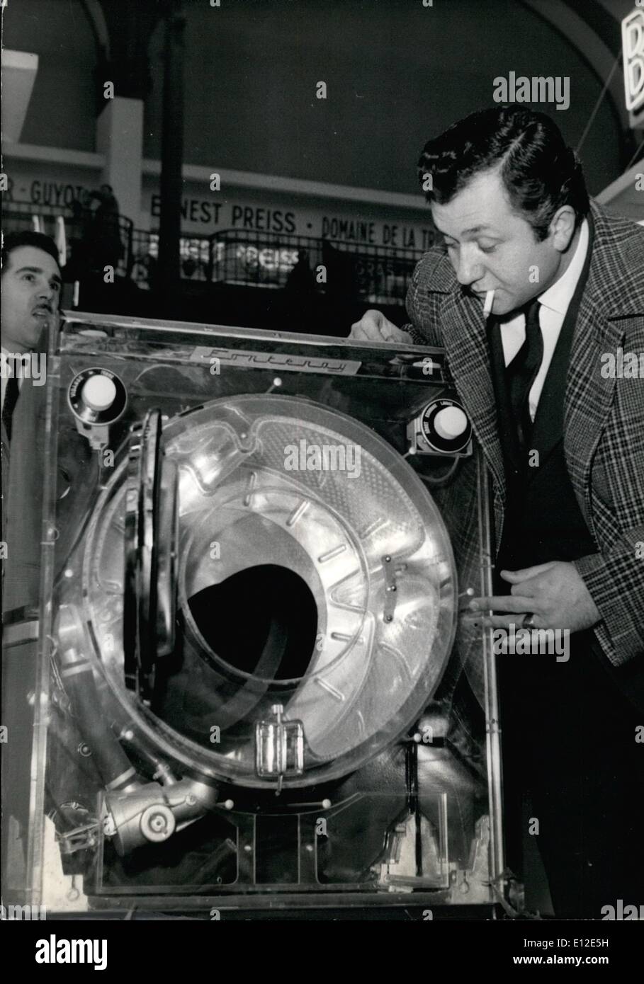 20 décembre 2011 - Paris, exposition d'art à la personne. La 28e exposition des ménages a ouvert ce matin à Paris. OPS : le célèbre comédien français Jean Richard a mis son chapeau dans une machine à laver pour voir la façon dont il fonctionne. Keystone Banque D'Images