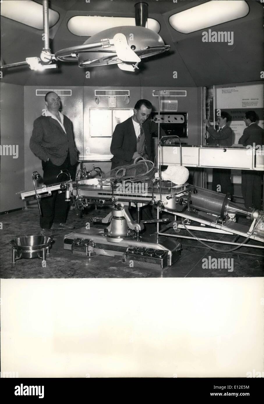 20 déc., 2011 - Paris : l'exposition de la santé pulmonaire de Cœur artificiel. Les expositions de la santé présentement lieu au Grand Palais à Paris. Tous les visiteurs sont très intéressés par cette extraordinaire coeur-poumon artificiel utilisé pour l'opération à cœur ouvert. Il était déjà utilisé pour une centaine d'opérations. Banque D'Images