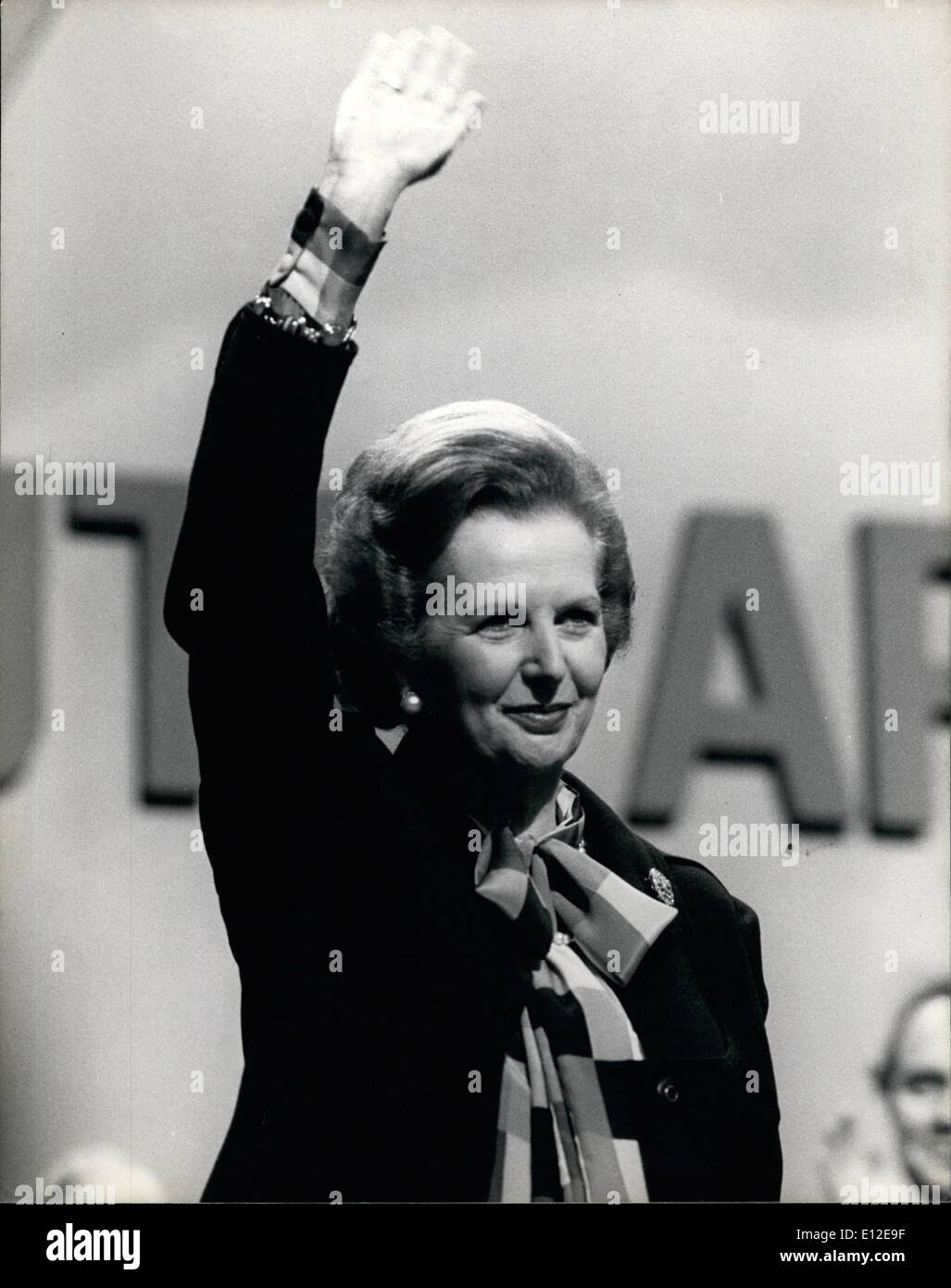 Le 15 décembre 2011 - Parti conservateur conférence à Brighton le parti conservateur a tenu sa conférence annuelle à Brighton. Dans son dernier discours le premier ministre Margaret Thatcher a dit qu'il n'y aurait pas de changement dans ses politiques rigides. Elle a félicité son cabinet sur la victoire dans les Malouines et mené le parti dans un choeur de ''jeté de Hope and Glory'' OPS : Premier Ministre et chef du Parti Conservateur, Margaret Thatcher, à l'issue de la conférence annuelle à Brighton. Banque D'Images