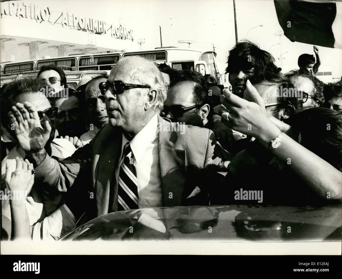 Le 16 décembre 2011 - Ancien ministre du Cabinet et l'exil de premier chef John Zighdis de retour à la maison. Ops : John Zighdis arrivant à l'aéroport d'Athènes. Agence Photo grec Crédit : Keystone. Banque D'Images